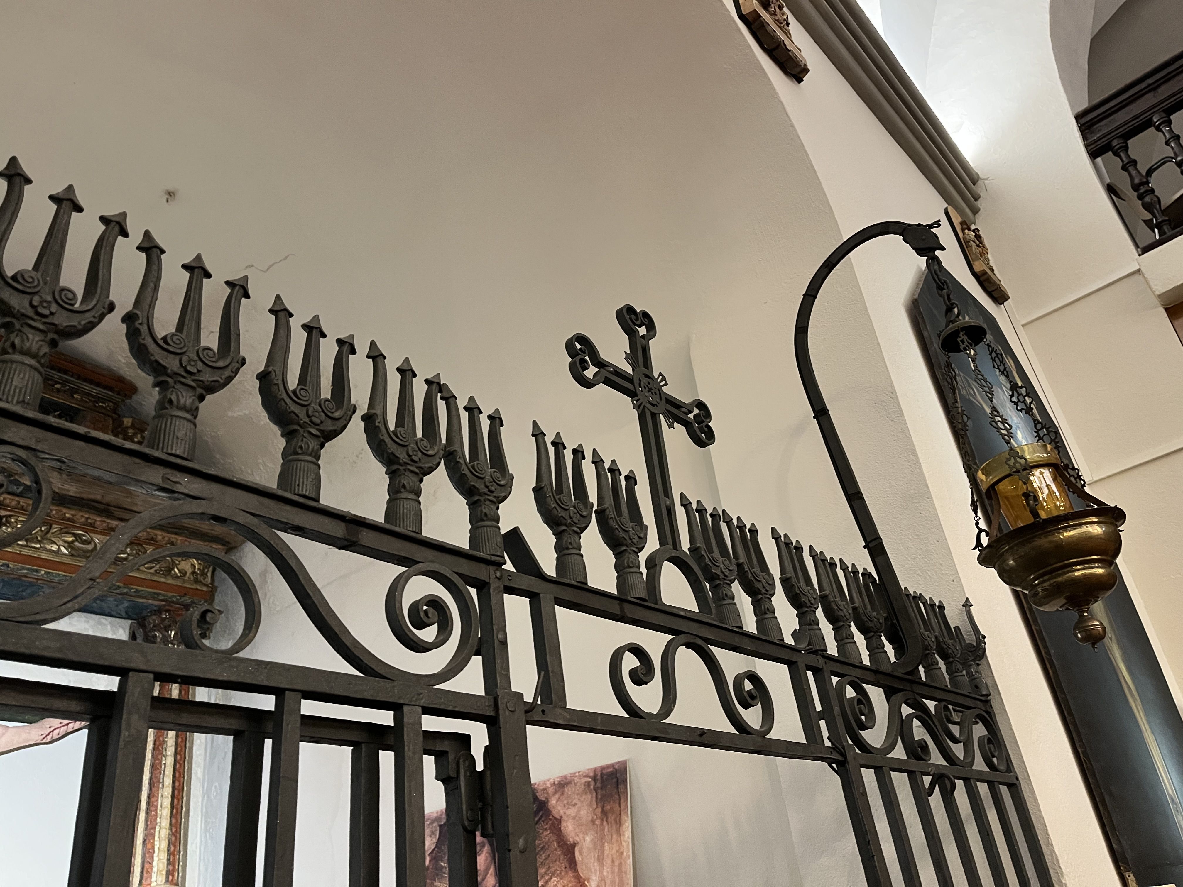 Detalls de la reixa de l'altar privat de la Casa Rossell de l’església de Sant Corneli i Sant Cebrià. Detalls de la reixa de l'altar privat de la Casa Rossell de l’església de Sant Corneli i Sant Cebrià.