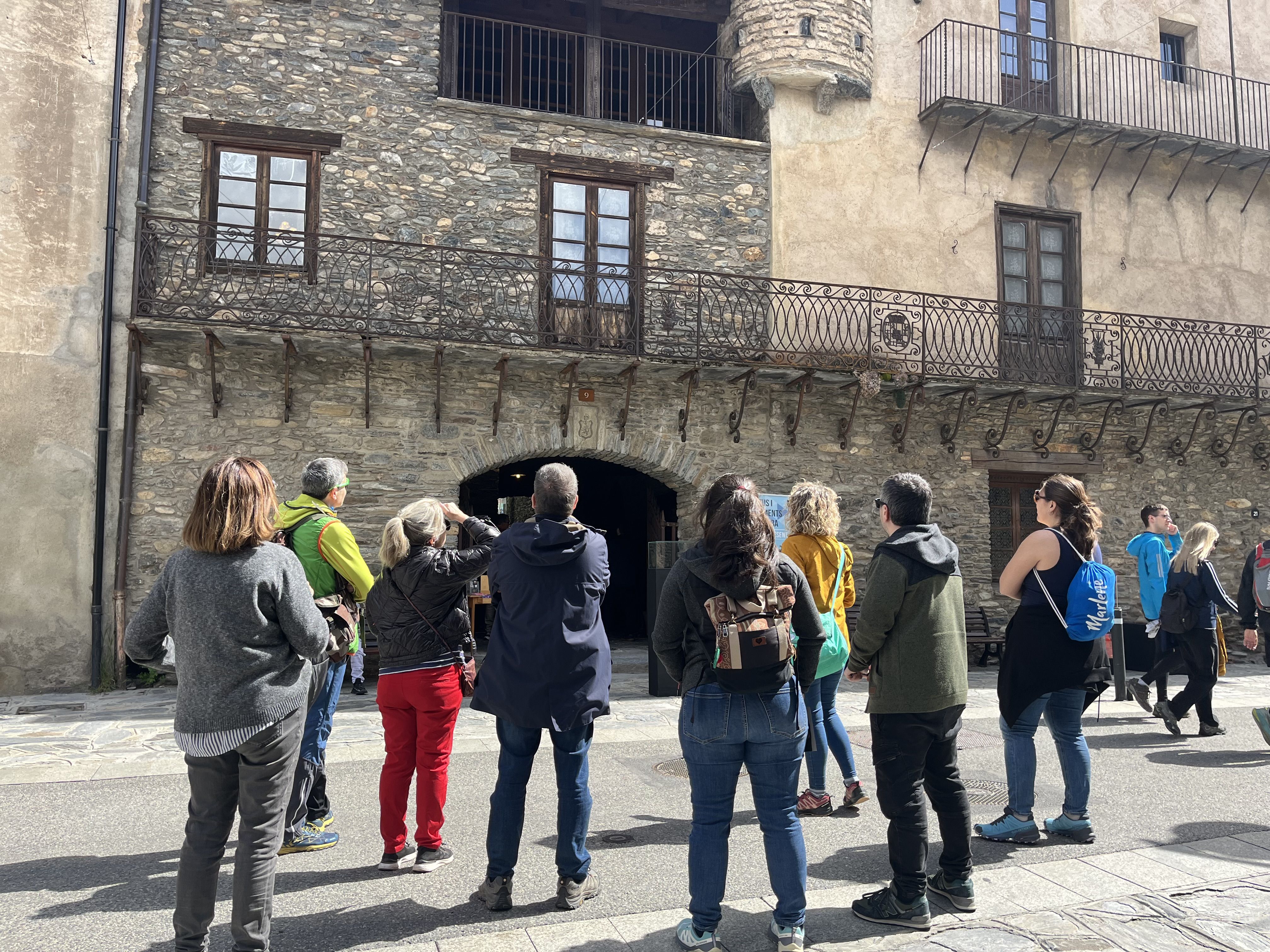 Observant la barana del balcó del Museu Areny-Plandolit. Observant la barana del balcó del Museu Areny-Plandolit.