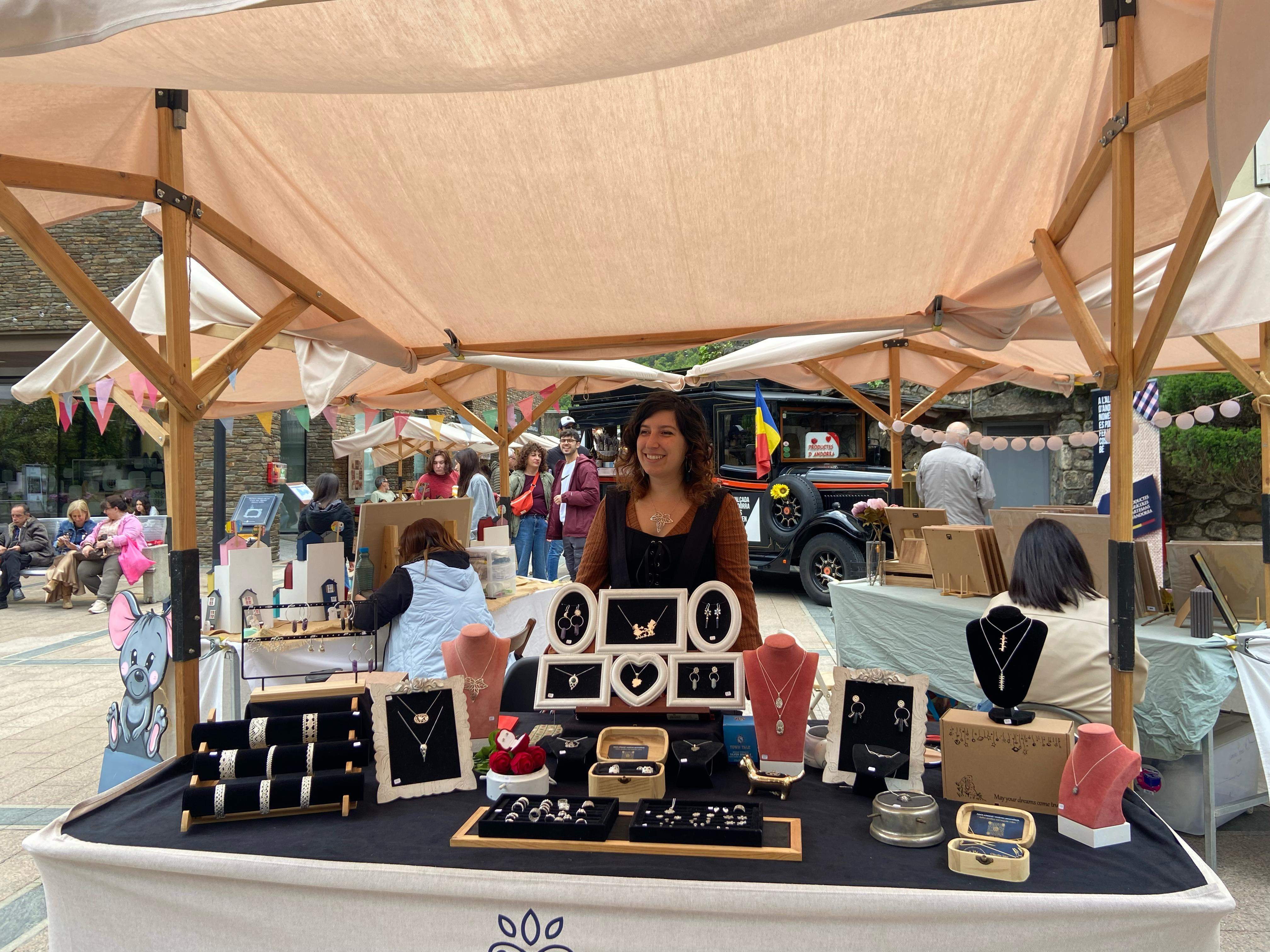 La parada de la joiera Clàudia Istar, just al centre del mercat. La parada de la joiera Clàudia Istar, just al centre del mercat.
