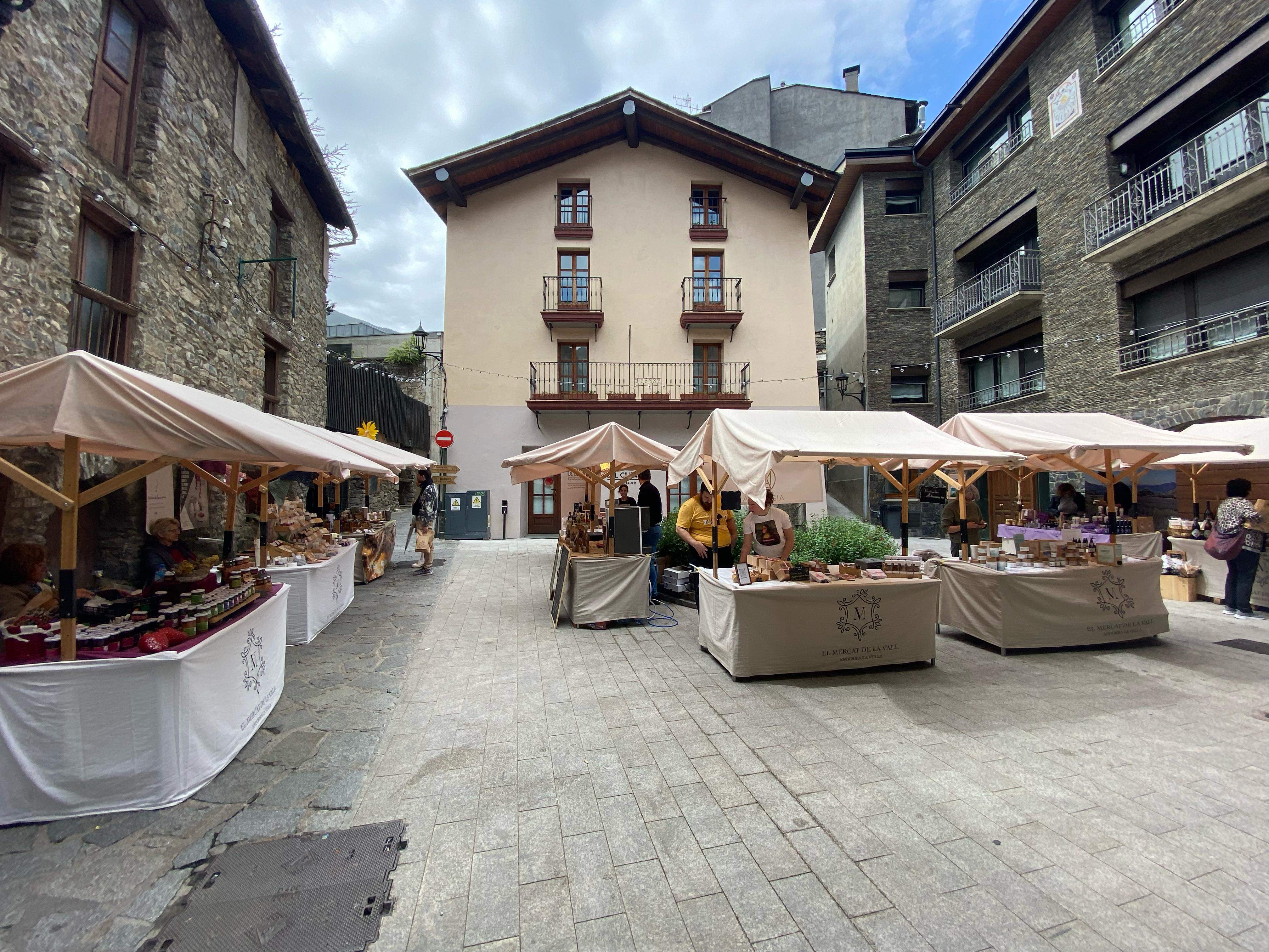 Els paradistes s'han distribuït per diversos carrers del centre històric. Els paradistes s'han distribuït per diversos carrers del centre històric.