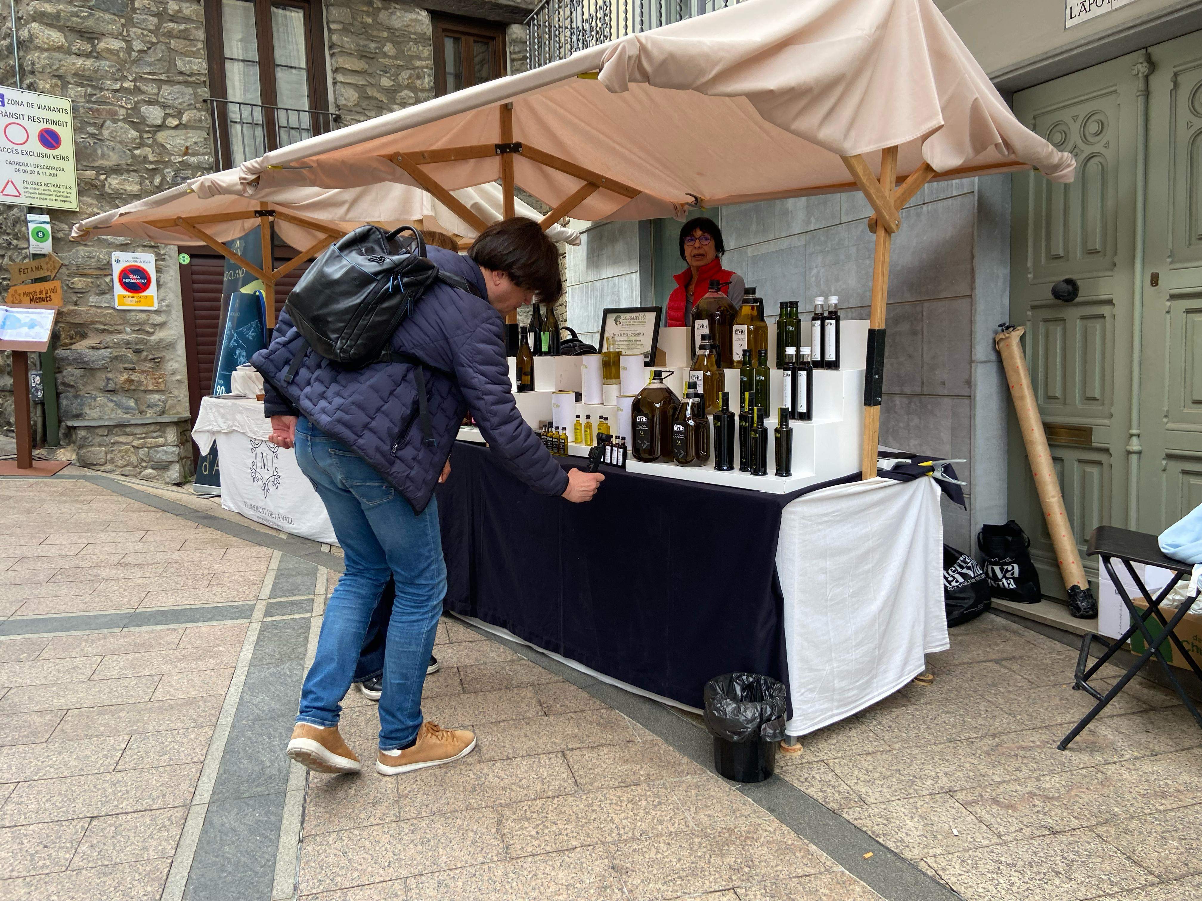 Oli d'oliva ecològic, en algunes parades. Oli d'oliva ecològic, en algunes parades.