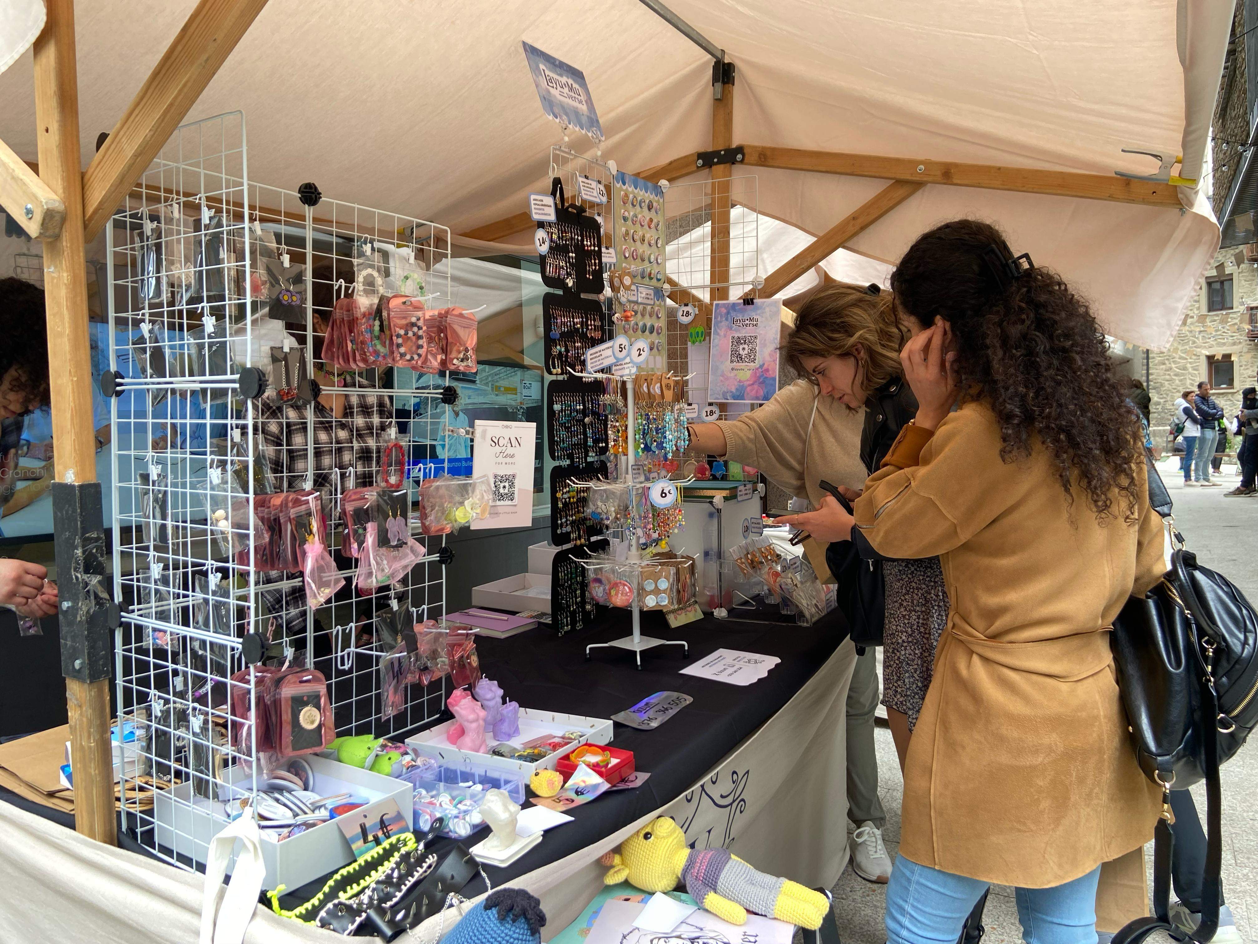 Polseres i arrecades no falten al mercat de la vall. Polseres i arrecades no falten al mercat de la vall.