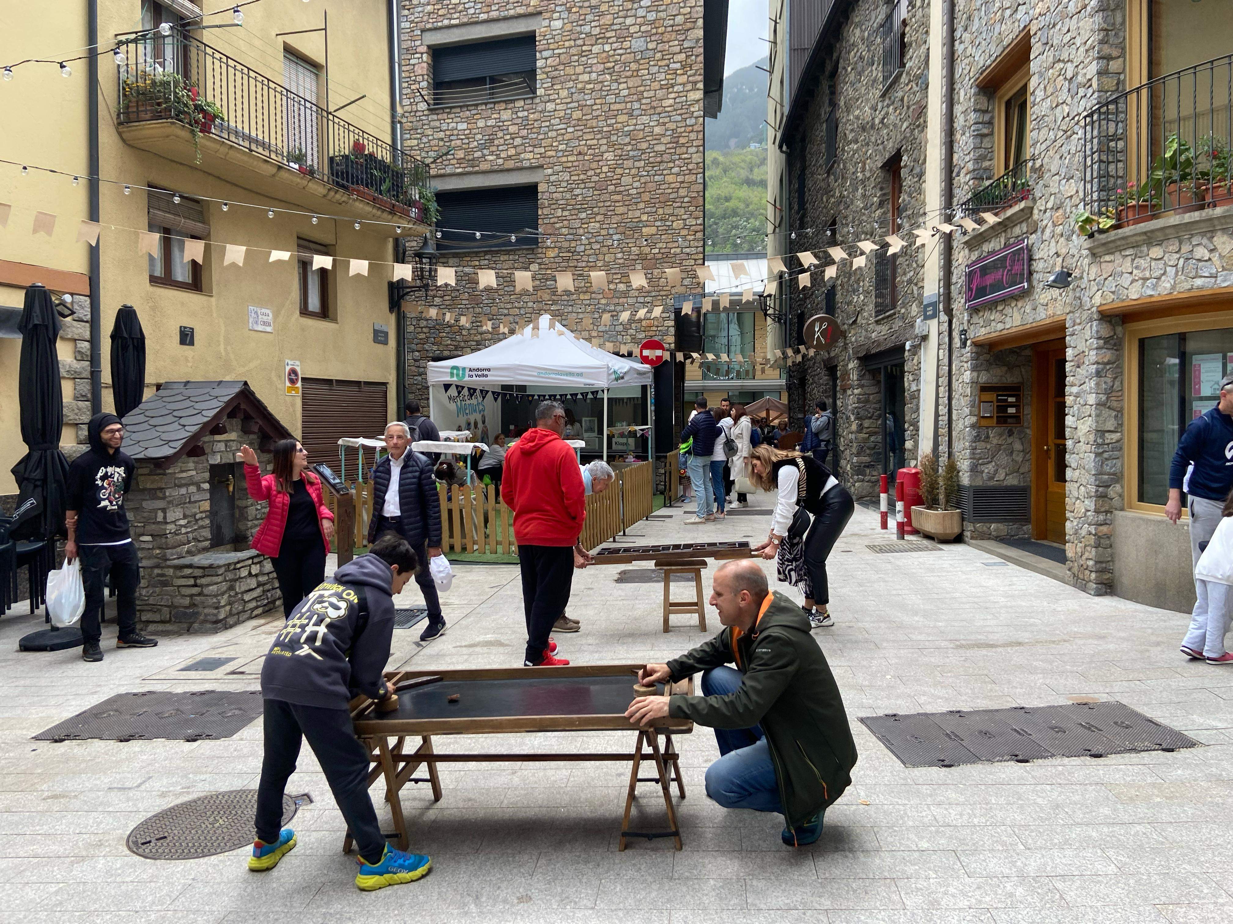 La placeta Monjó disposa d'alguns jocs de fusta per als més joves. La placeta Monjó disposa d'alguns jocs de fusta per als més joves.