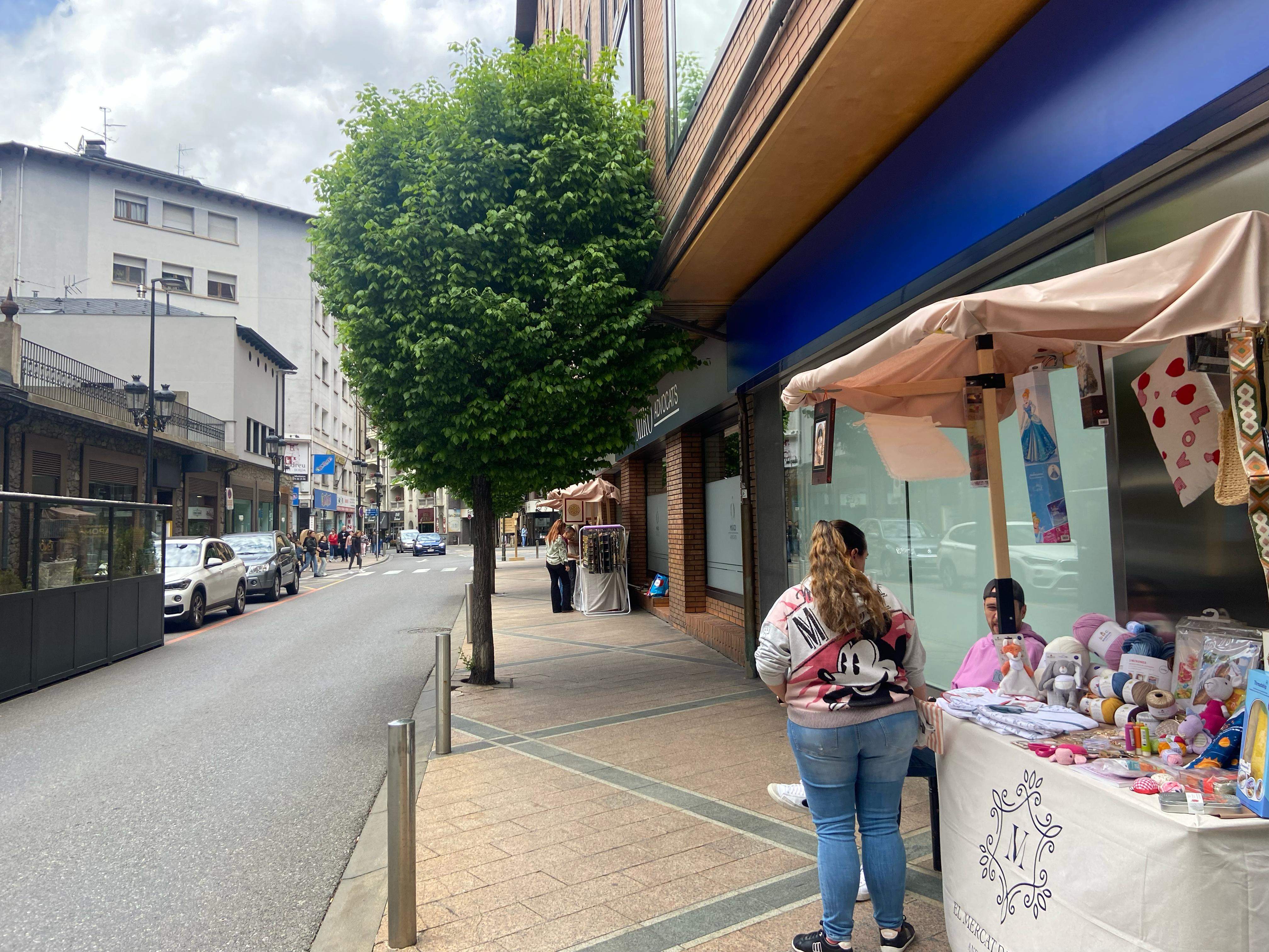 L'avinguda ha quedat orfe, també degut a la presència de cotxes. L'avinguda ha quedat orfe, també degut a la presència de cotxes.