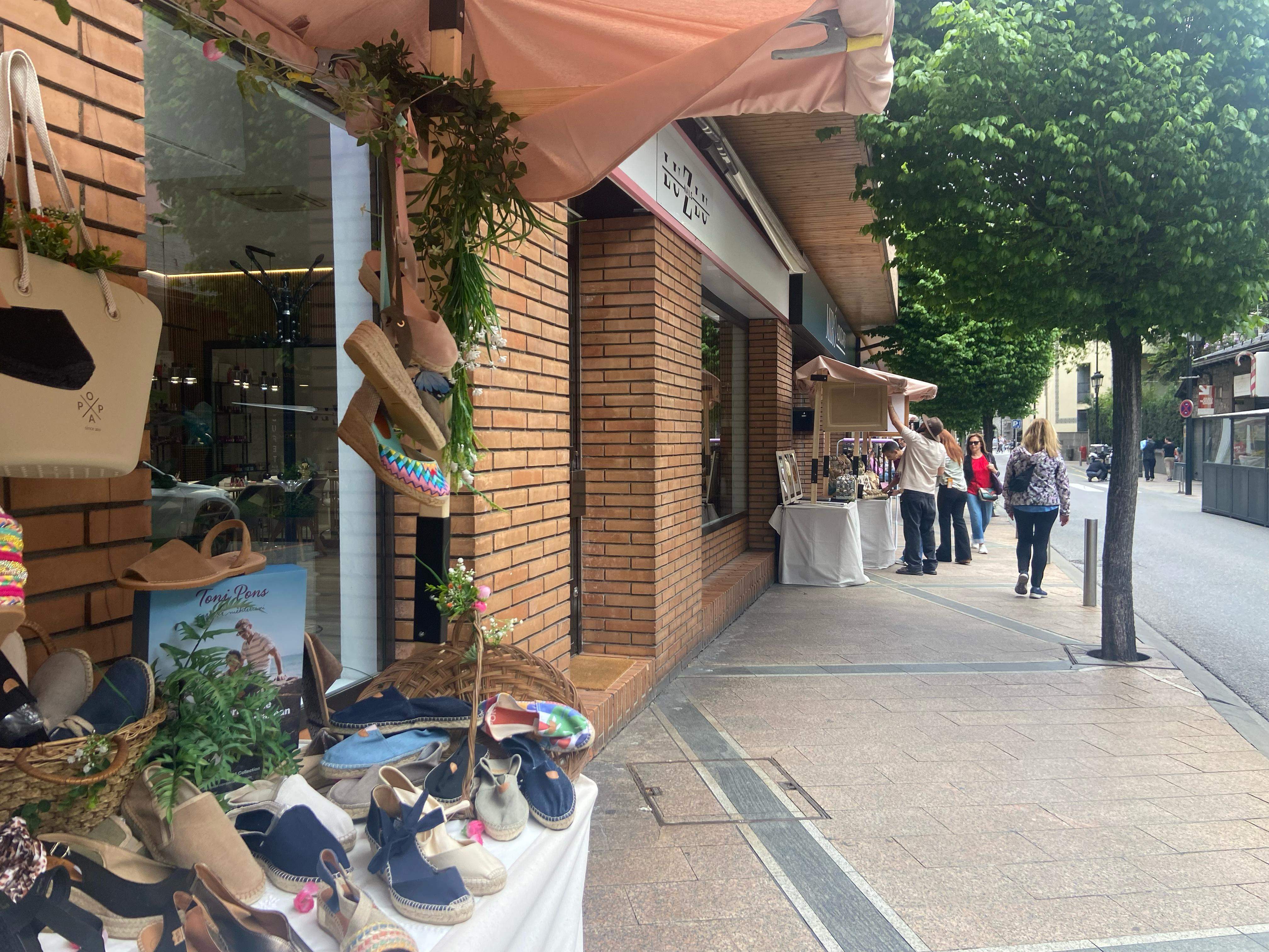 Venedors de calçat, a Príncep Benlloch. Venedors de calçat, a Príncep Benlloch.