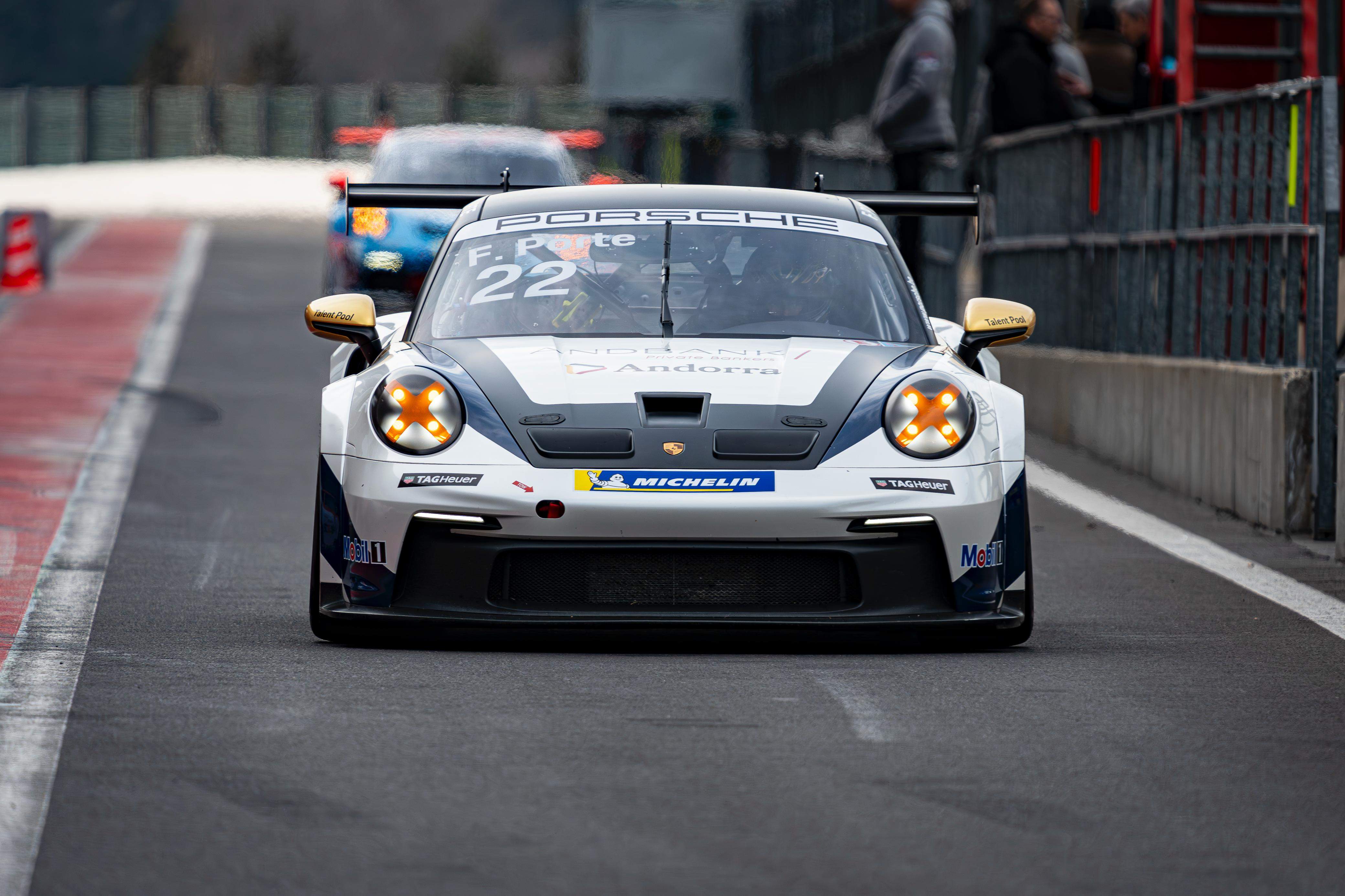 El cotxe de l'andorrà, passant pel 'pite lane'.