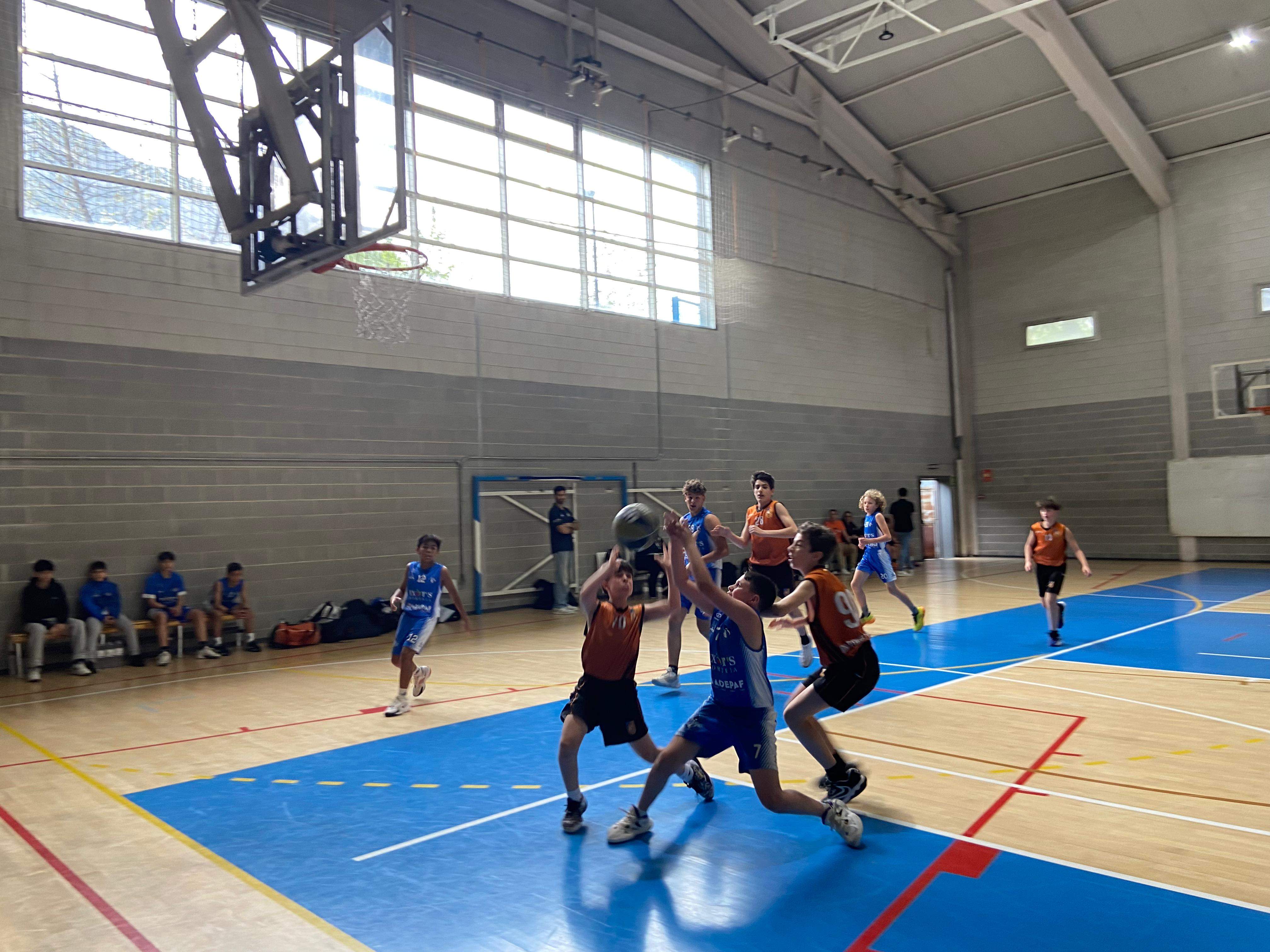 Un duel de la categoria preinfantil masculí al pavelló Joan Alay.