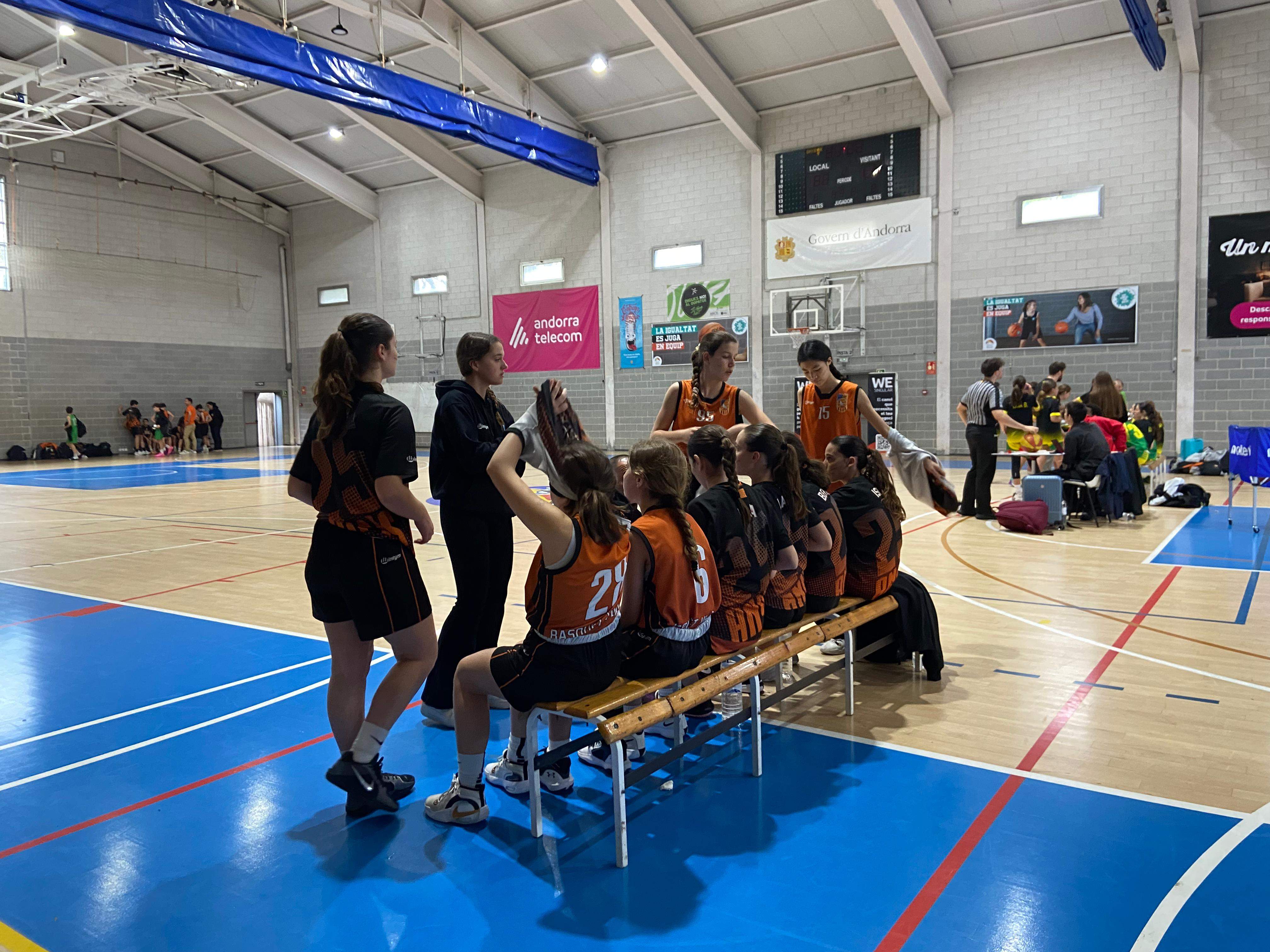 L'equip del Vilafant, seguint les ordres del cos tècnic.