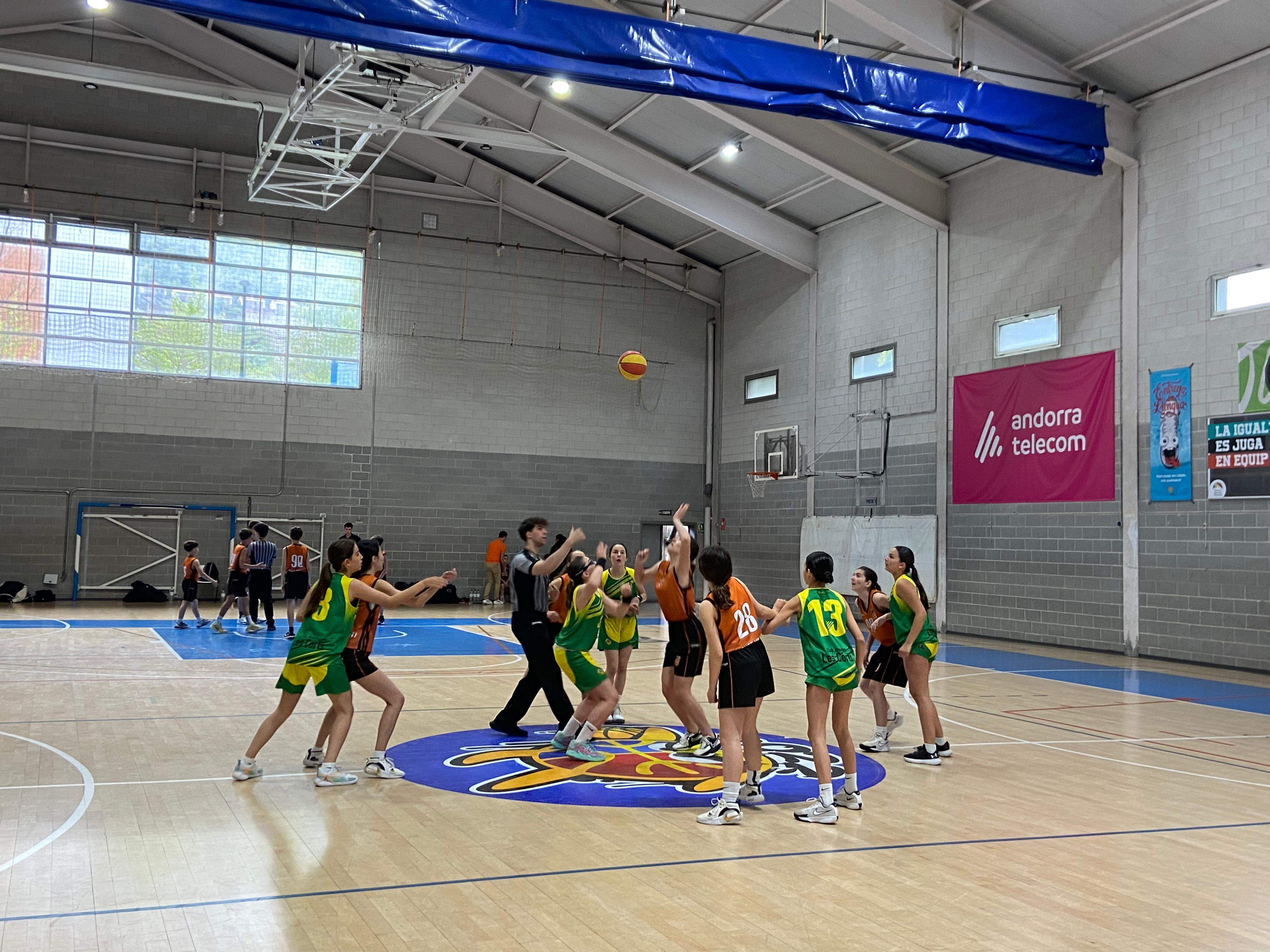 Salt inicial al pavelló Joan Alay.