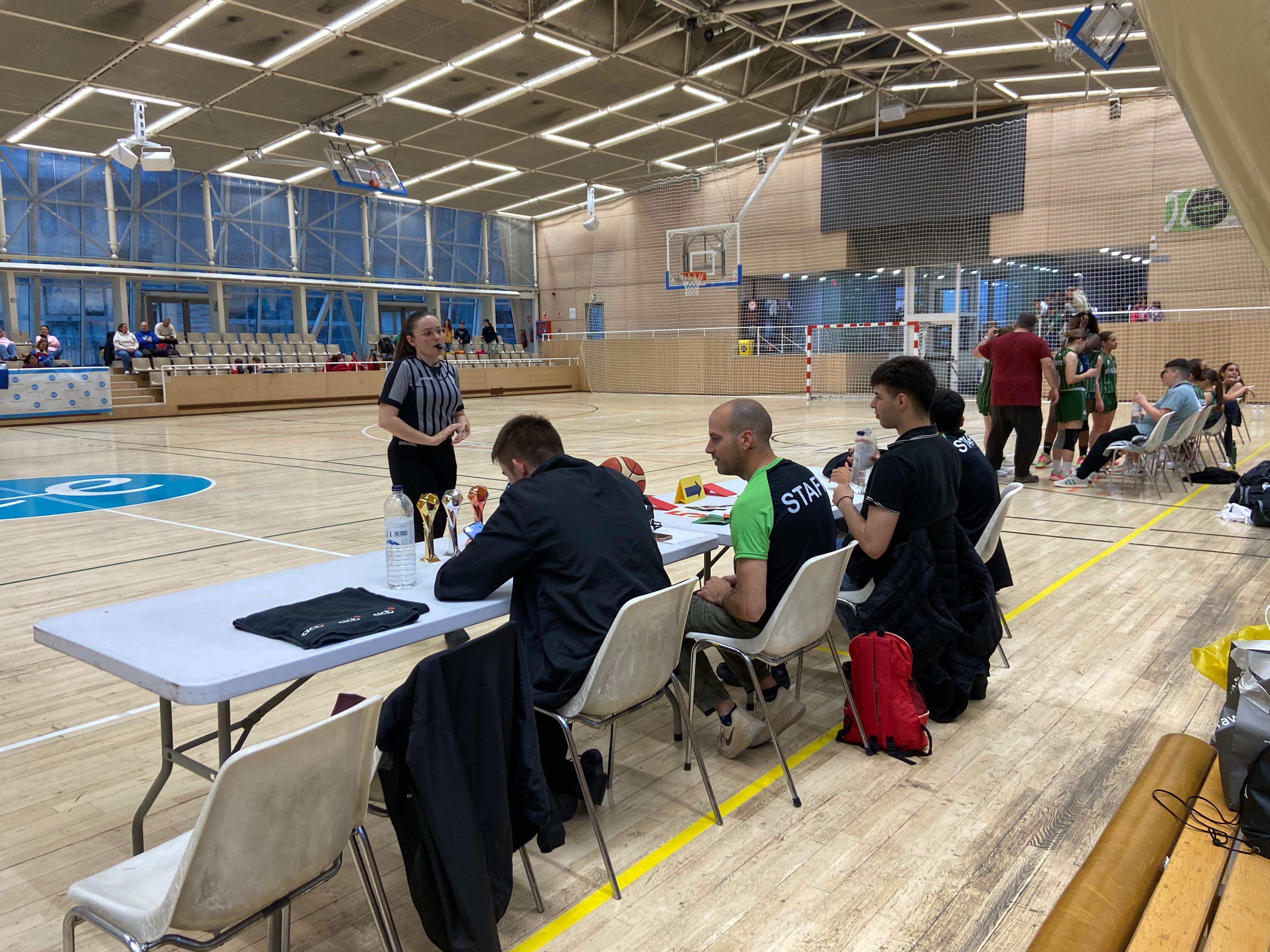 La taula, amb la col·legiada encarregada del duel a Escaldes. 