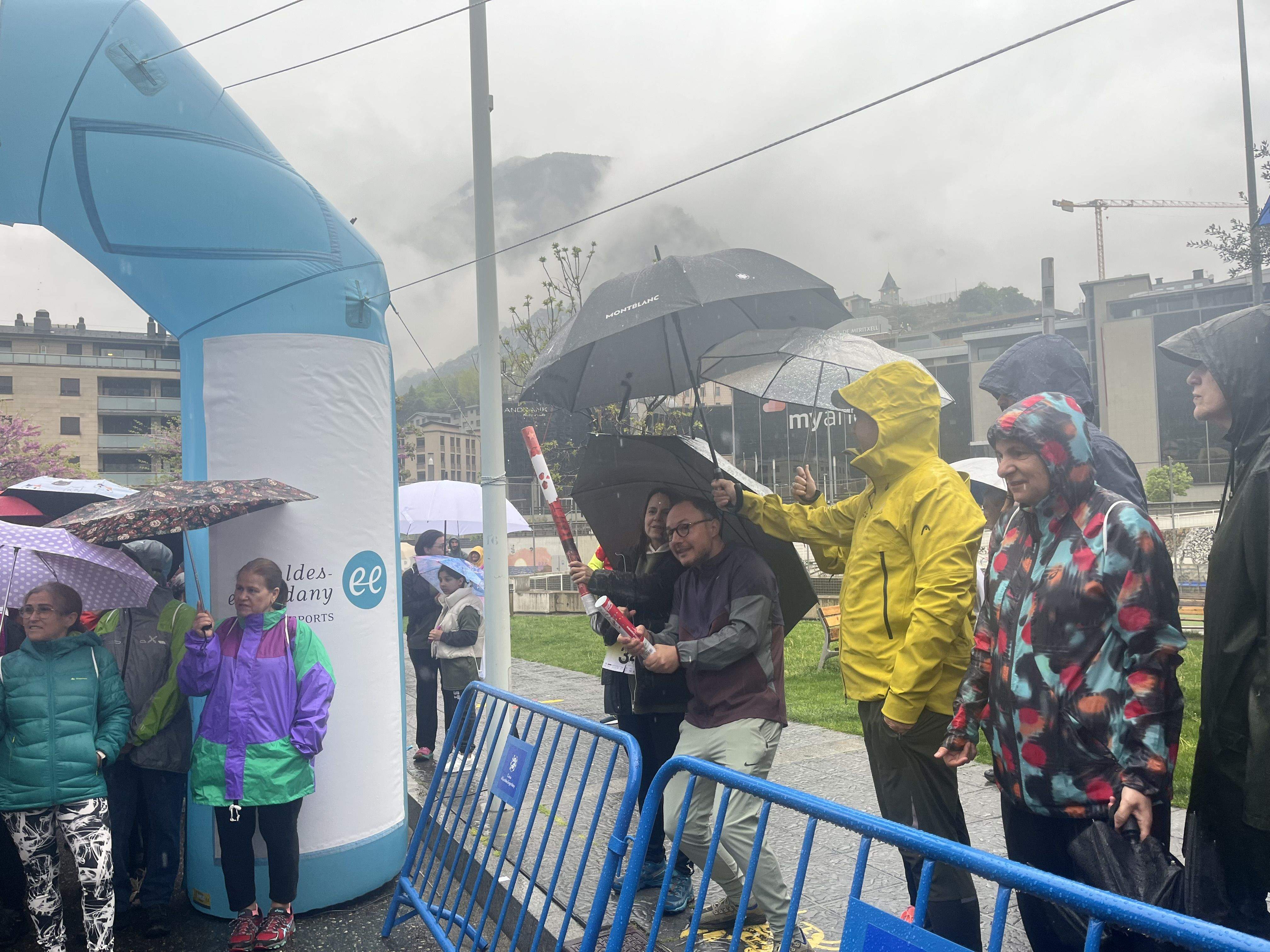 Les autoritats donant el tret de sortida a la marxa.