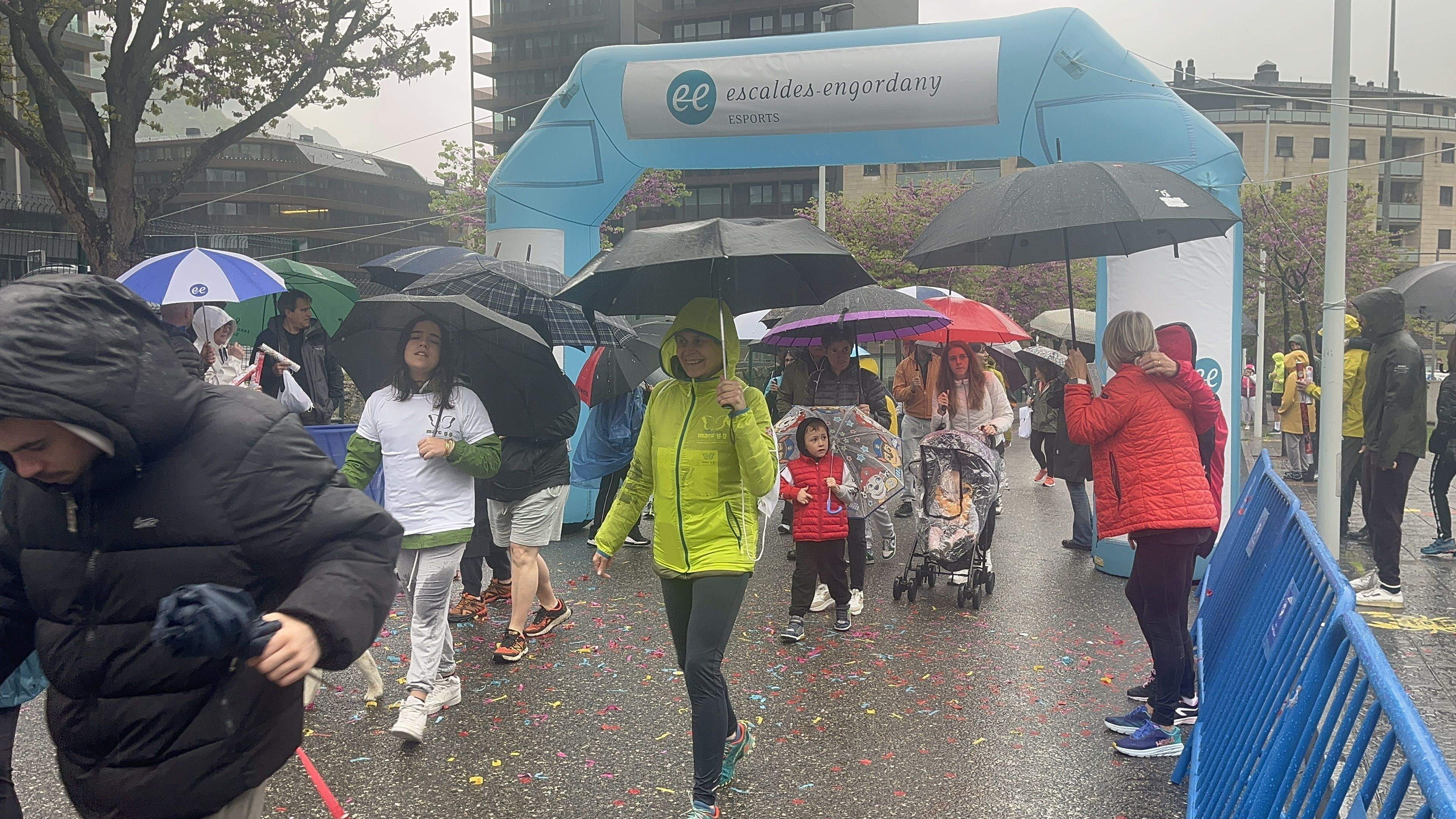 Els assistents iniciant la marxa.