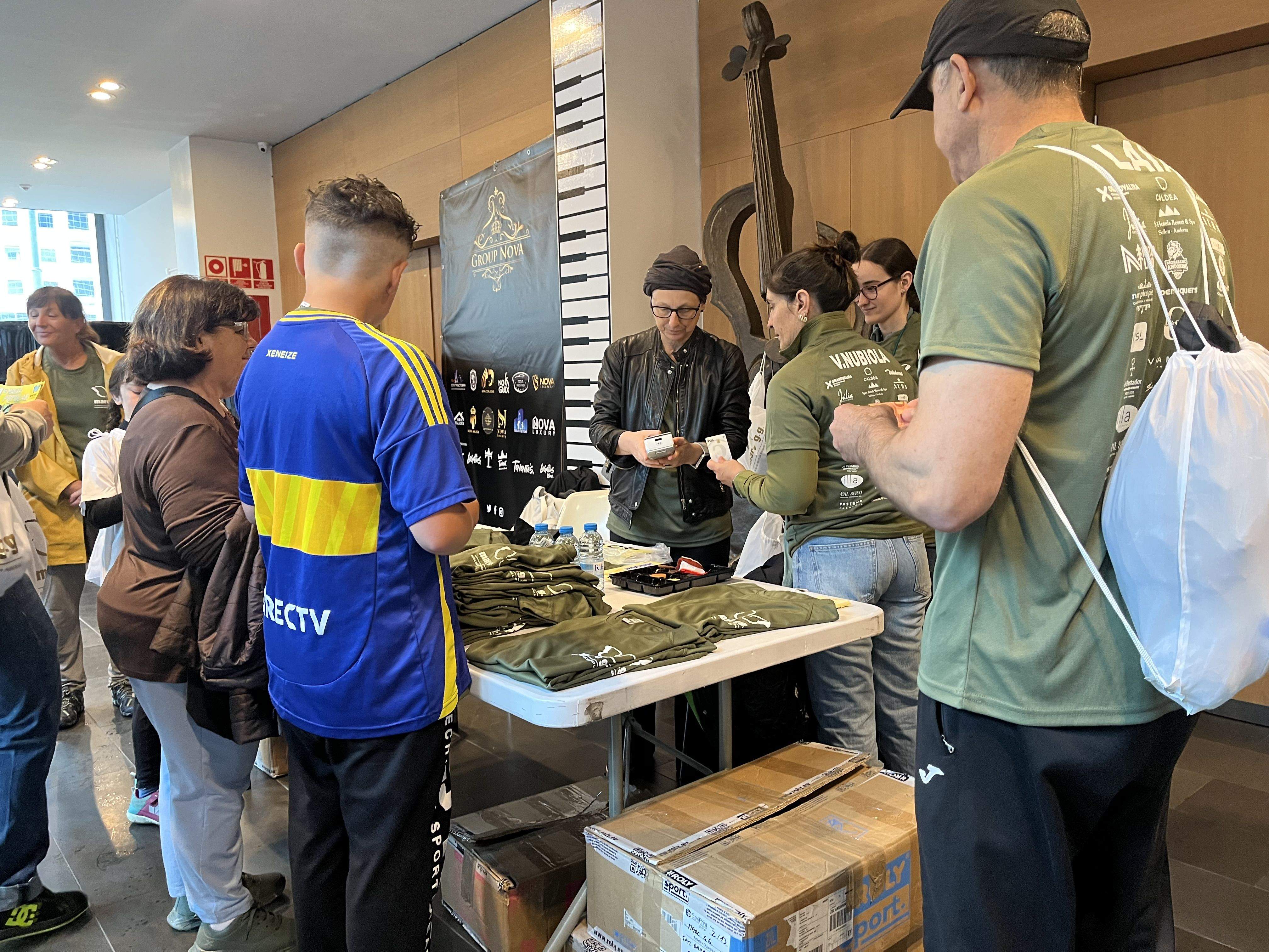 Compra de dorsals a l'interior del Prat del Roure.