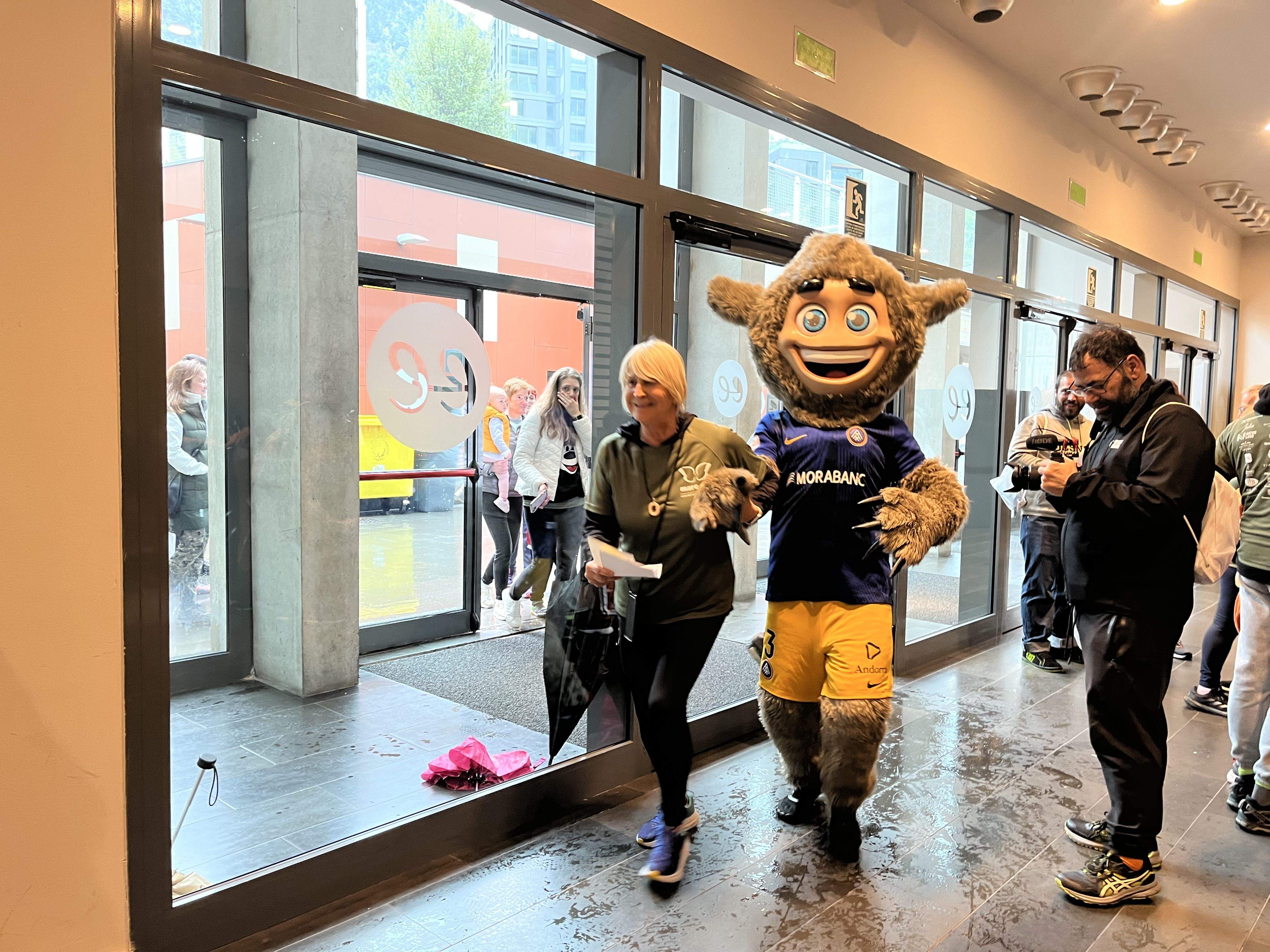 La presidenta de l'associació, Rosa Galobardes, entrant acompanyada.