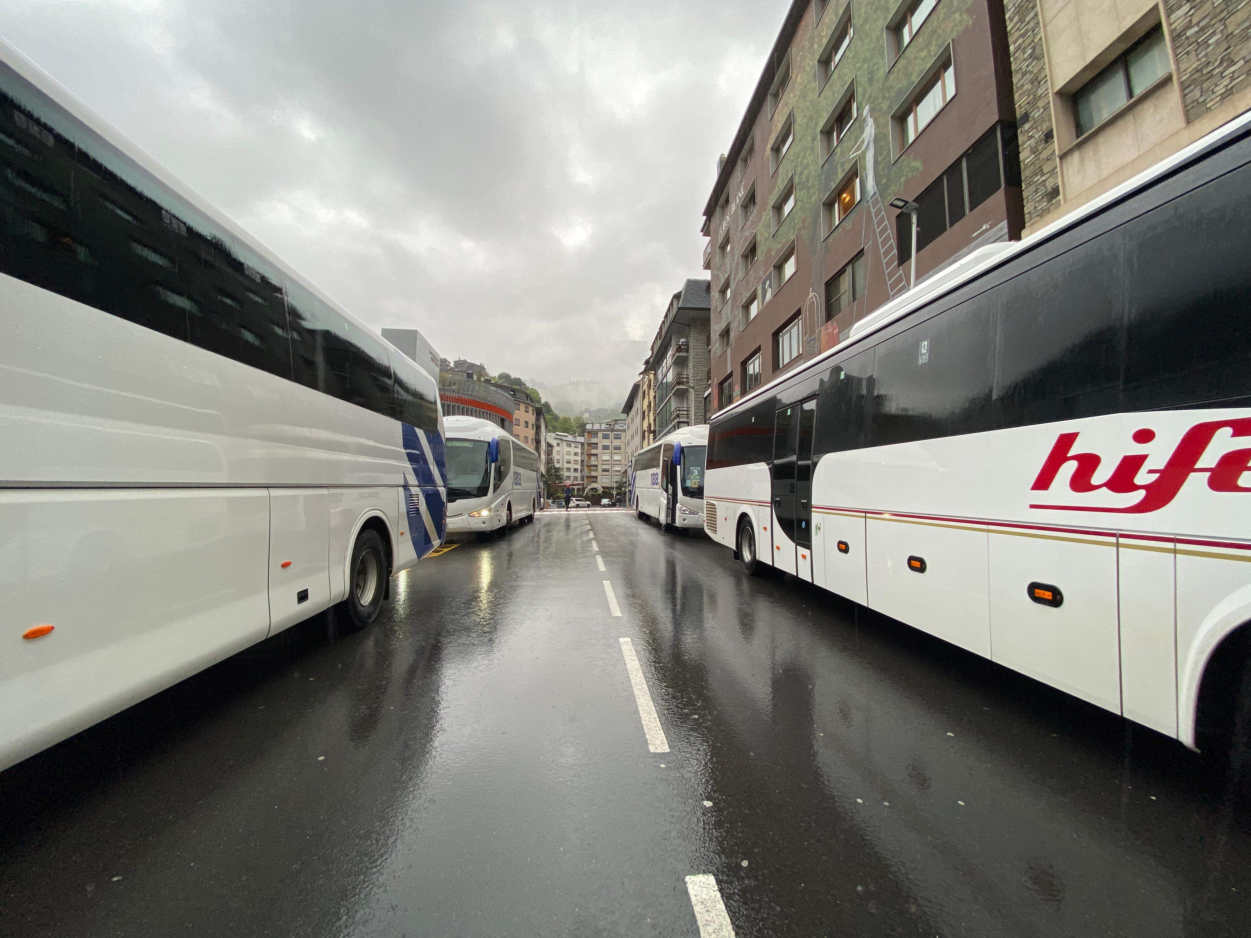 El carrer de davant del pavelló Prat Gran, tallat pels autobusos.