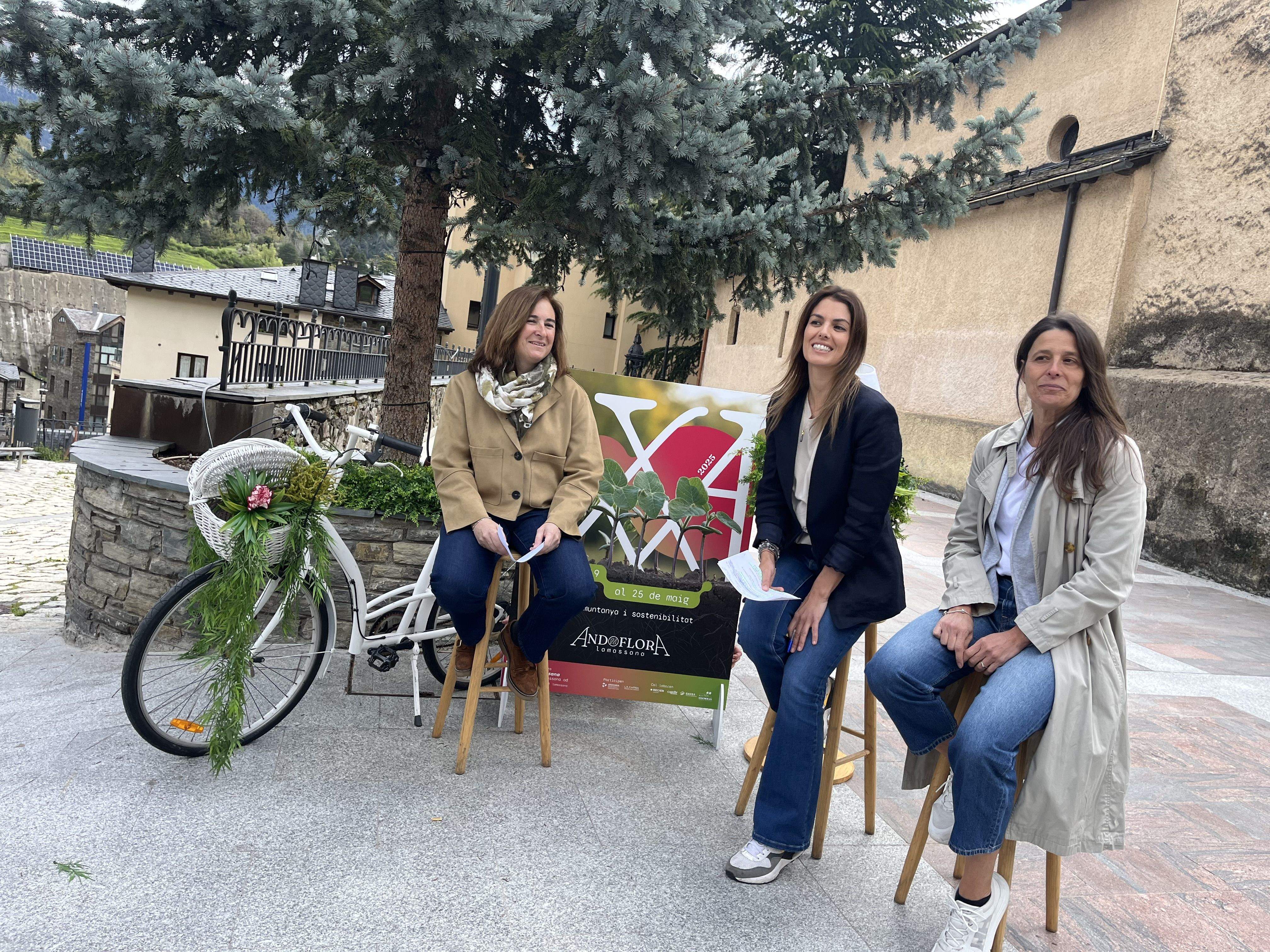 La consellera de Dinamització, Bet Rossell, la consellera de Turisme, Mònica Solé, i la cap de Turisme, Emma Jiménez.