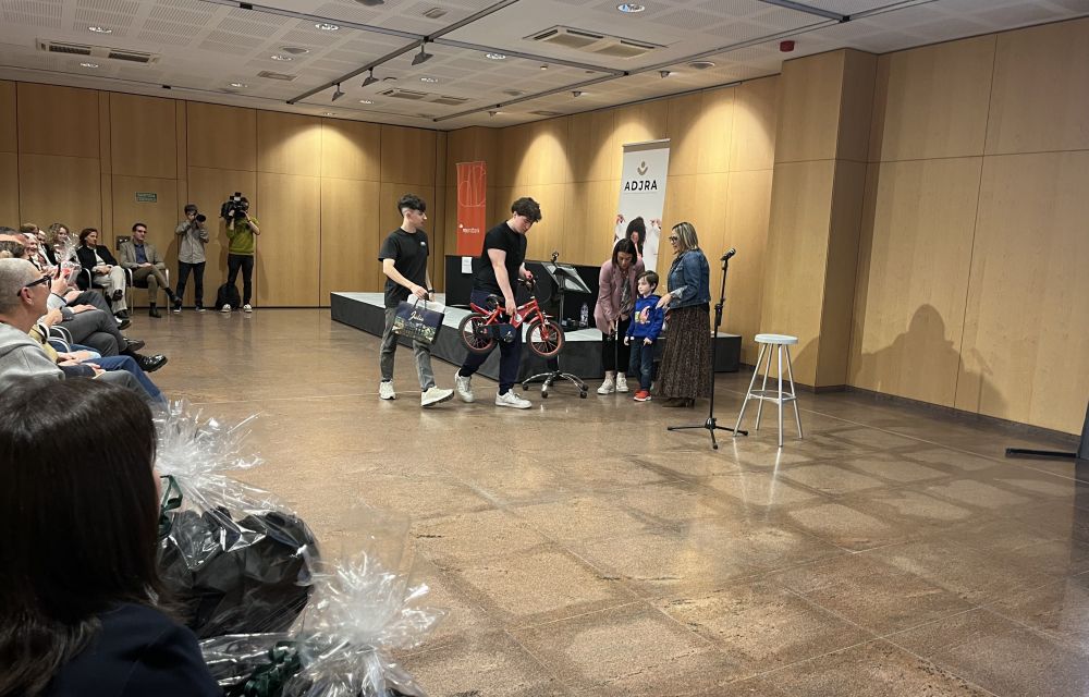 El Genís rebent la seva nova bicicleta. El Genís rebent la seva nova bicicleta.