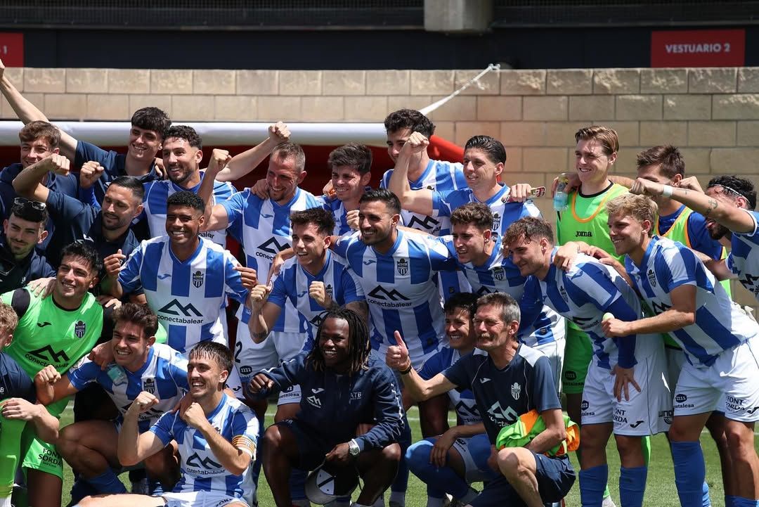 Berto Rosas, amb els seus companys -entre els quals hi ha l'extricolor Rubén Bover- celebrant el play-off.