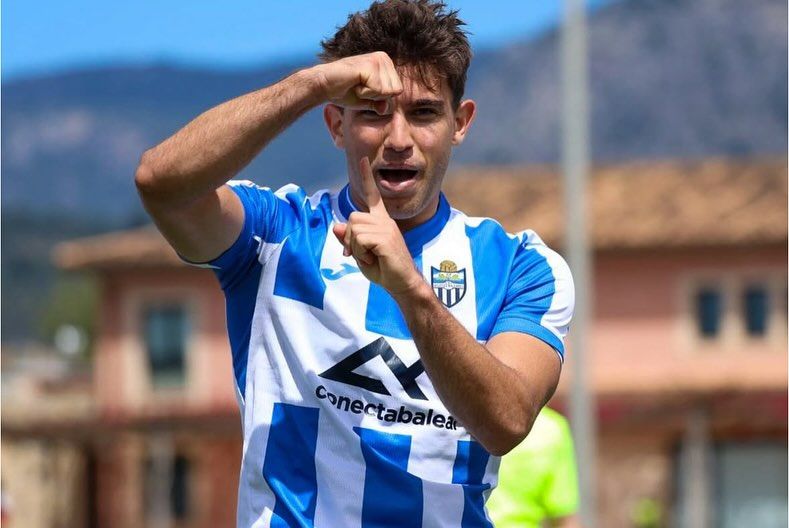 L'internacional andorrà, dedicant un dels seus últims gols a la seva parella.