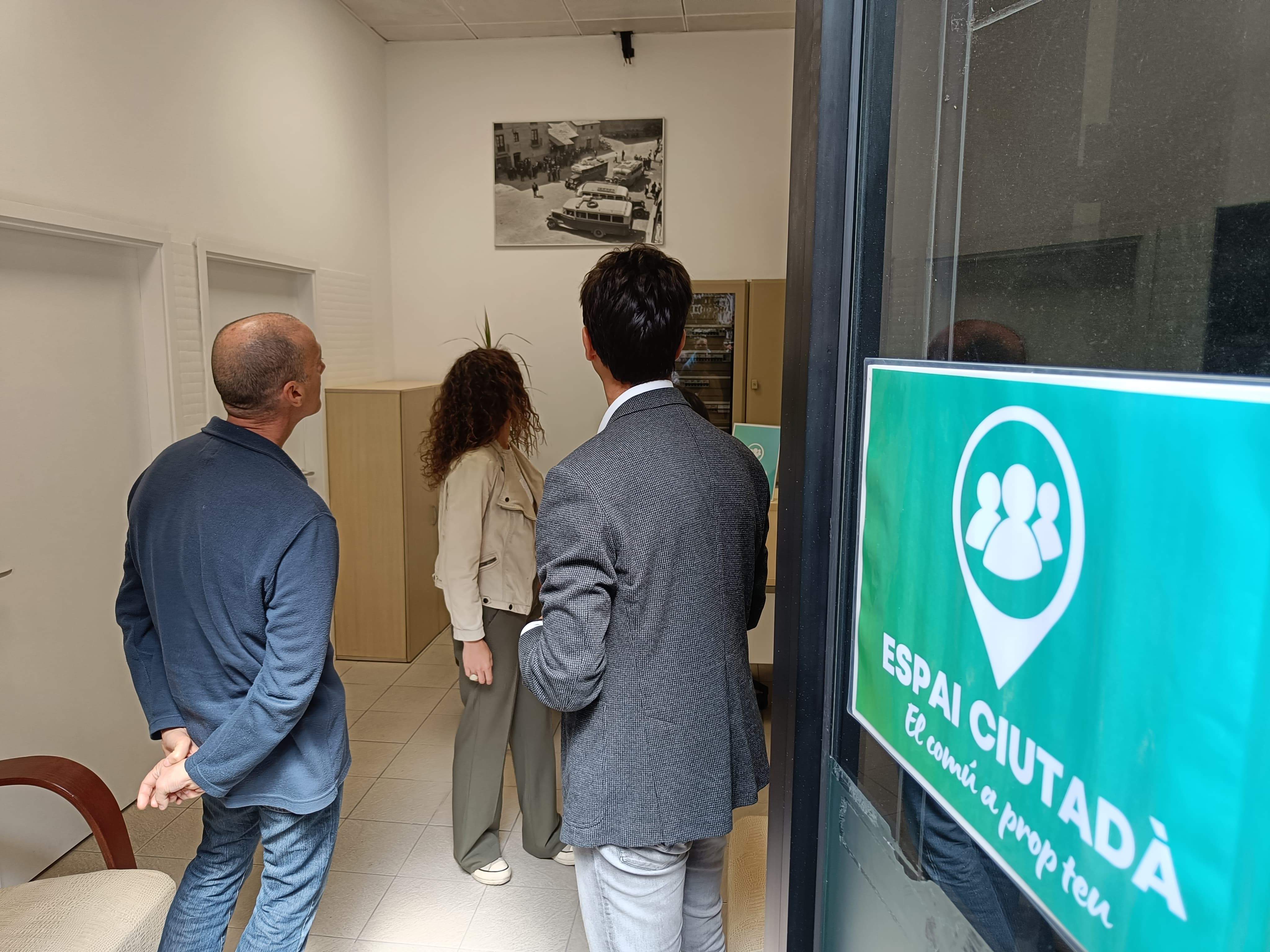Els dirigents comunals a dins del nou Espai Ciutadà.
