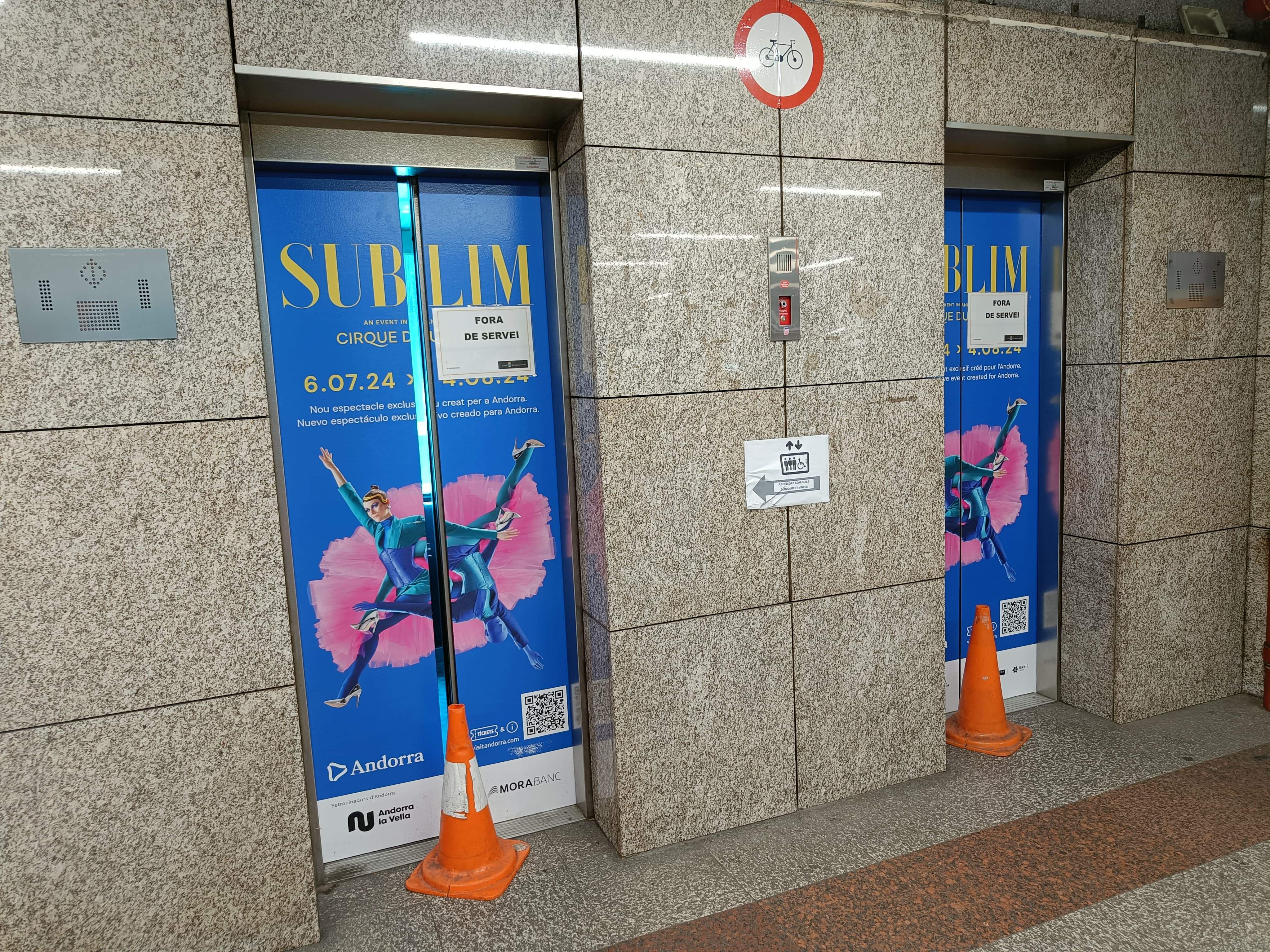 Els ascensors que comuniquen Prat de la Creu amb la plaça del Poble.