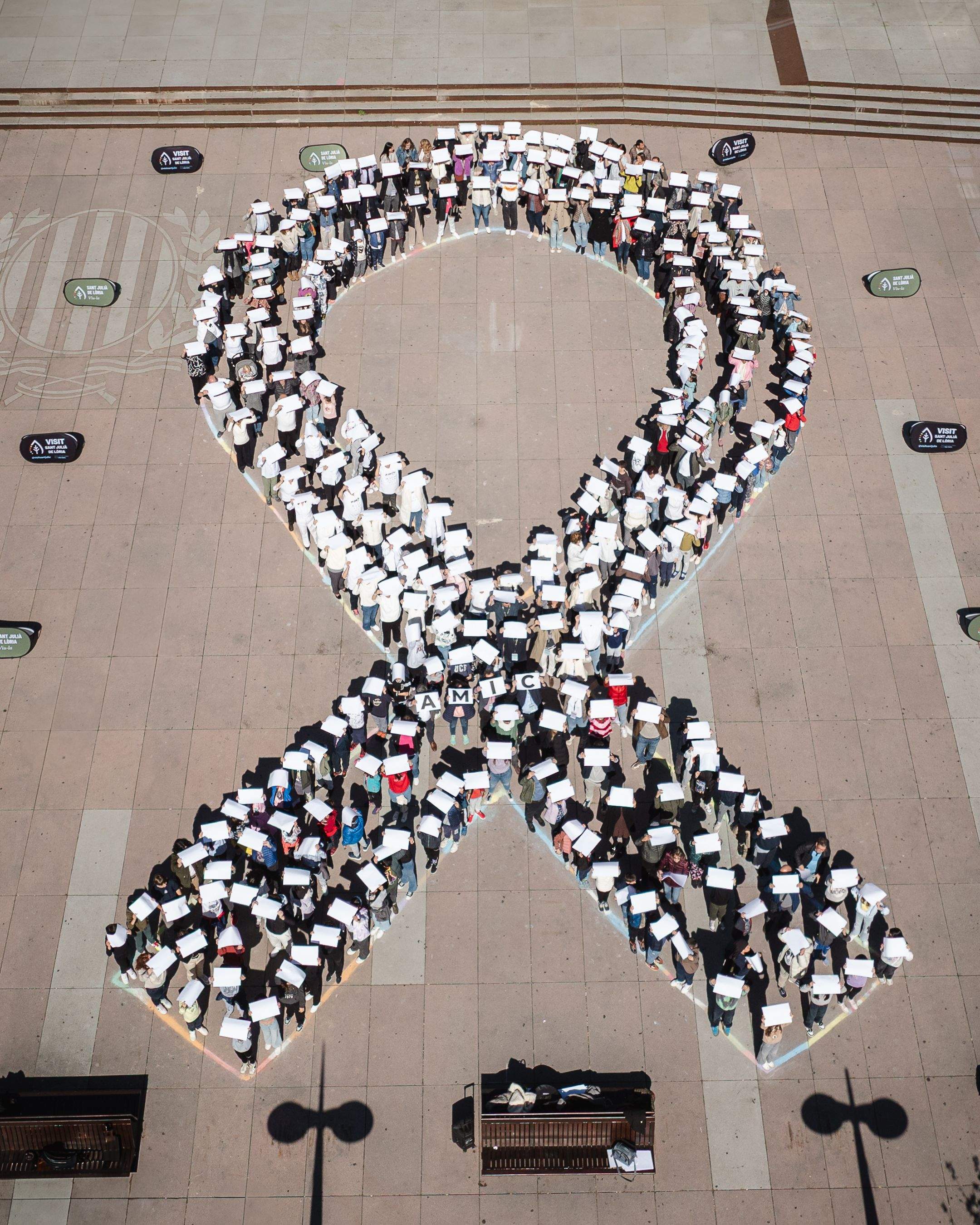 FOTOGRAFIES AMIC PLAÇA GERMANDAT  07 05 25    12