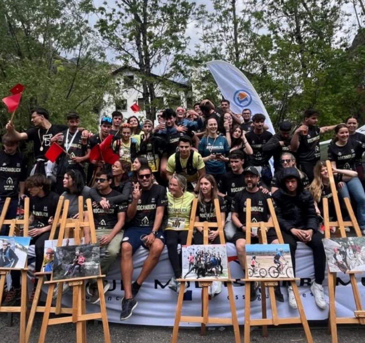 Els alumnes de FP, organitzadors de la Rocanòlich Race, amb uns quadres en record de l'exprofessor Marc Pimienta.