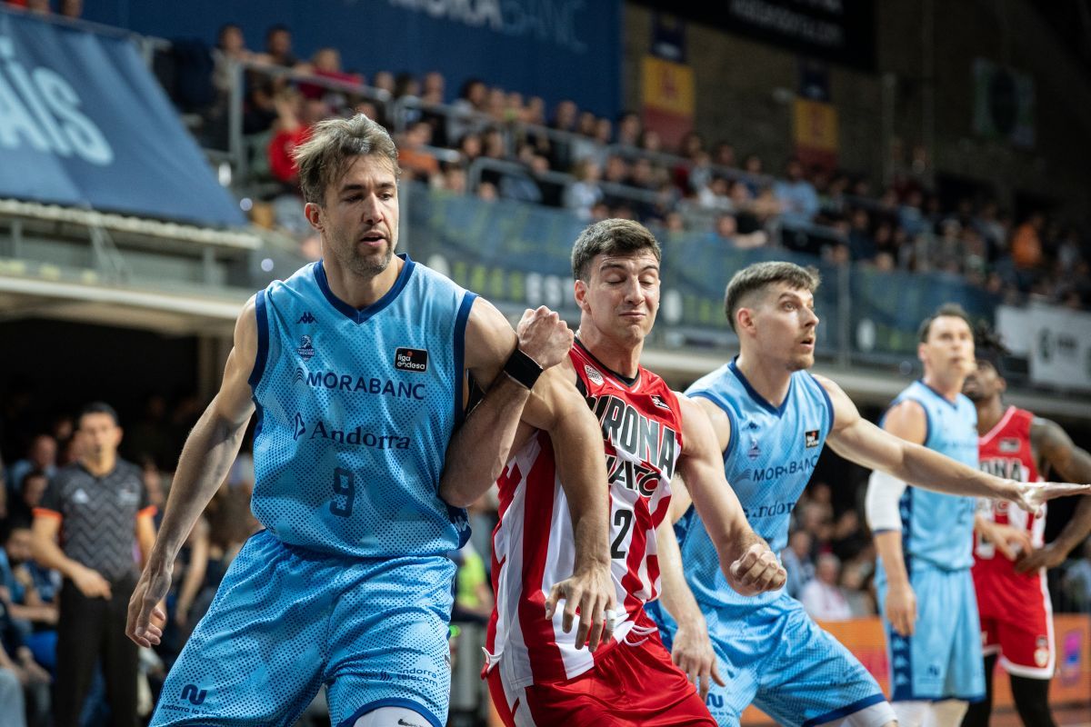 El duel entre Andorra i Girona ha estat molt igualat a la primera meitat. El duel entre Andorra i Girona ha estat molt igualat a la primera meitat.