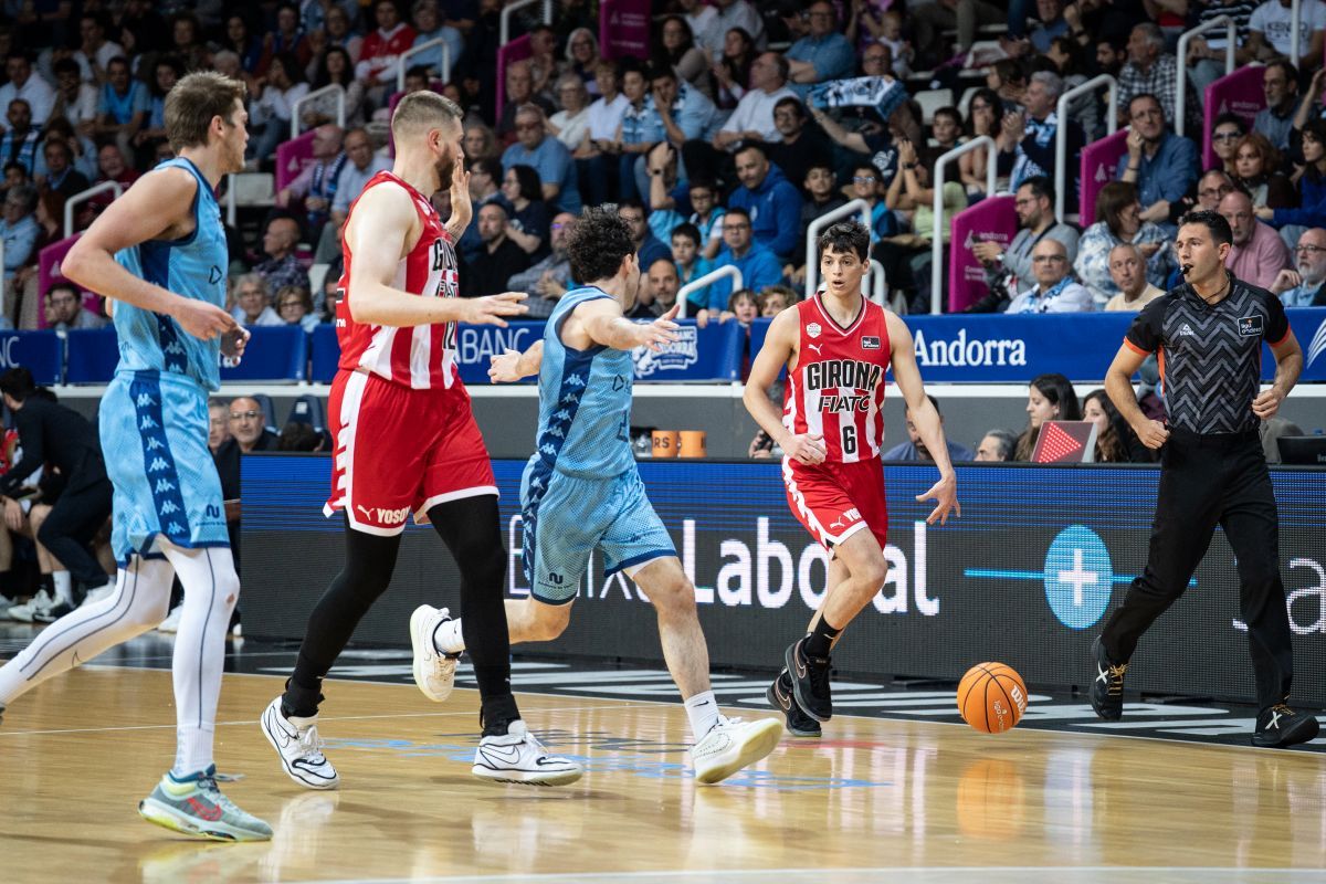 Juani Marcos, atacant sobre Ferran Bassas. Juani Marcos, atacant sobre Ferran Bassas.