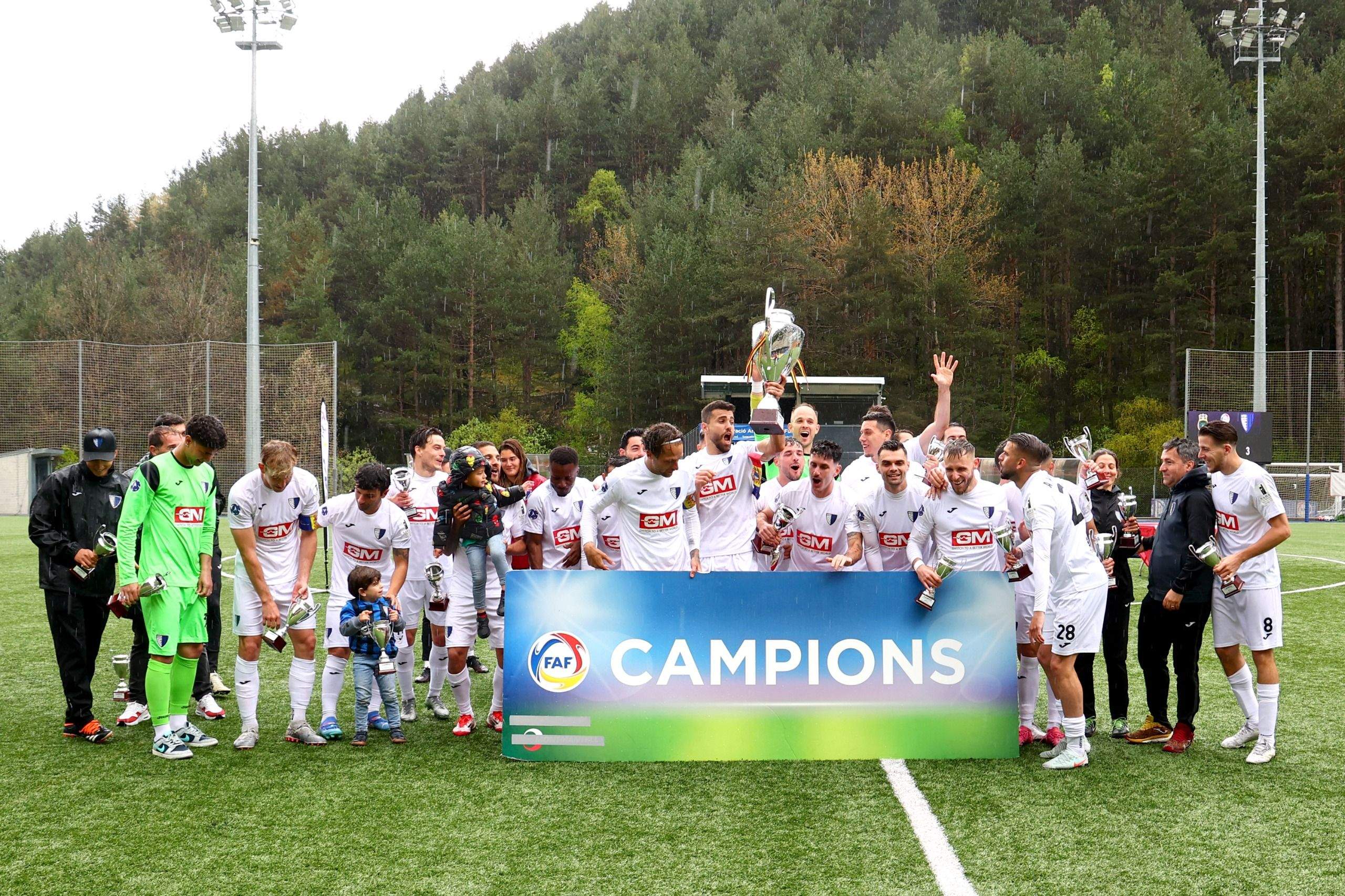 El capità Adri Gallego i Sascha Andreu, aixecant el títol de lliga.