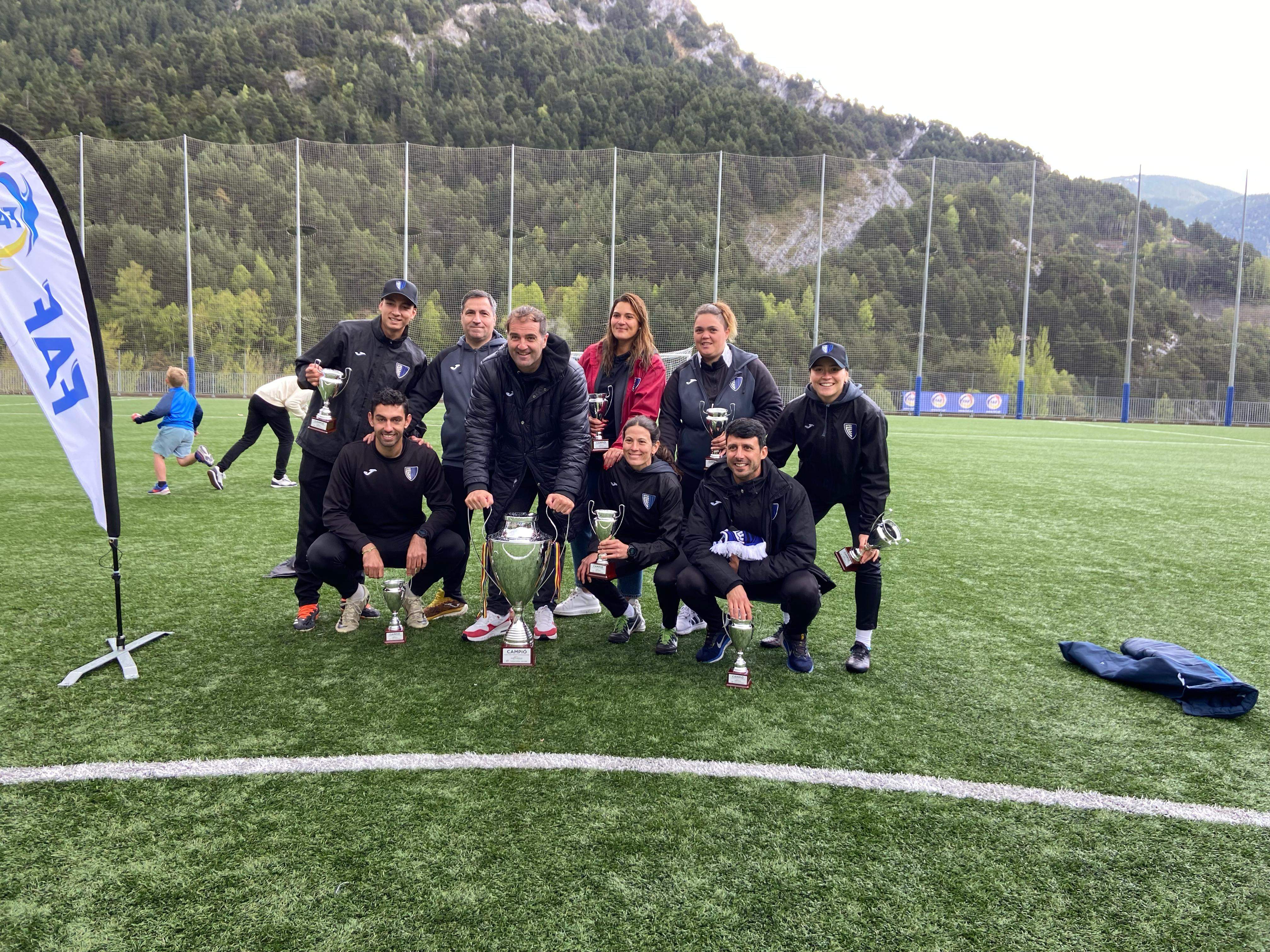 Felip Ortiz i els integrants del cos tècnic, amb el títol de campions.