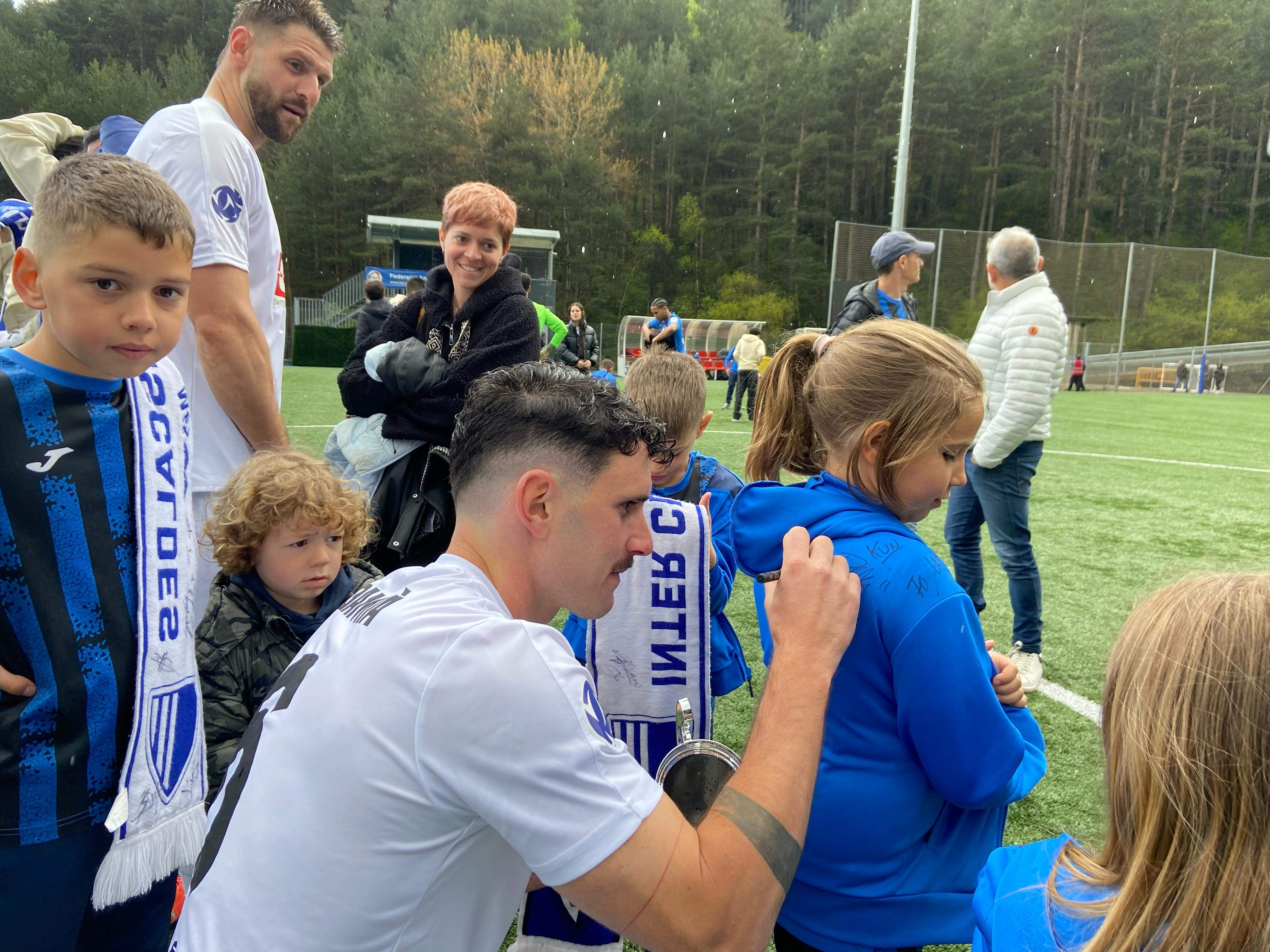 Damià Sabater, signant una samarreta a una de les aficionades més petites. 