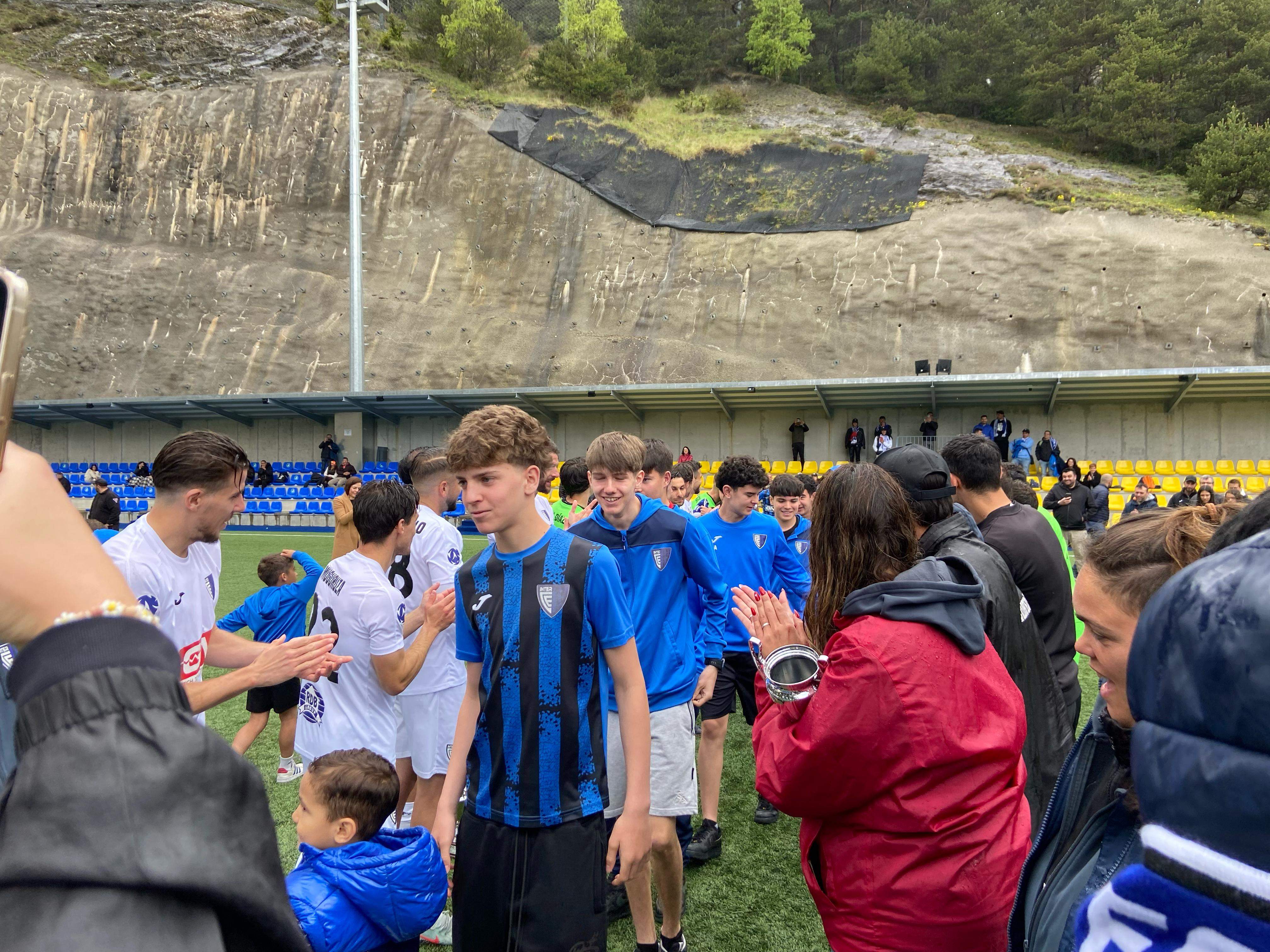 També s'ha fet un passadís als cadets de l'Inter, també campions.