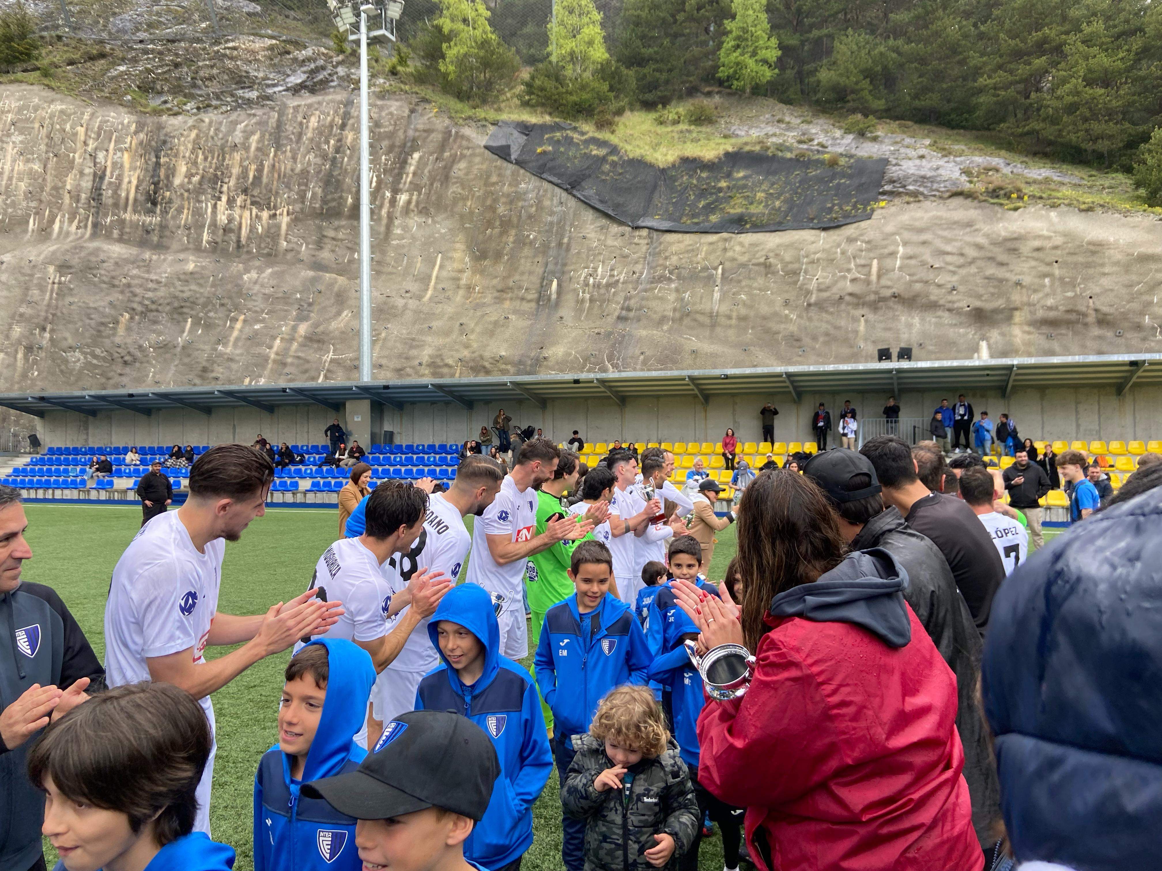 Els jugadors de l'Inter, reconeixent a l'equip infantil.