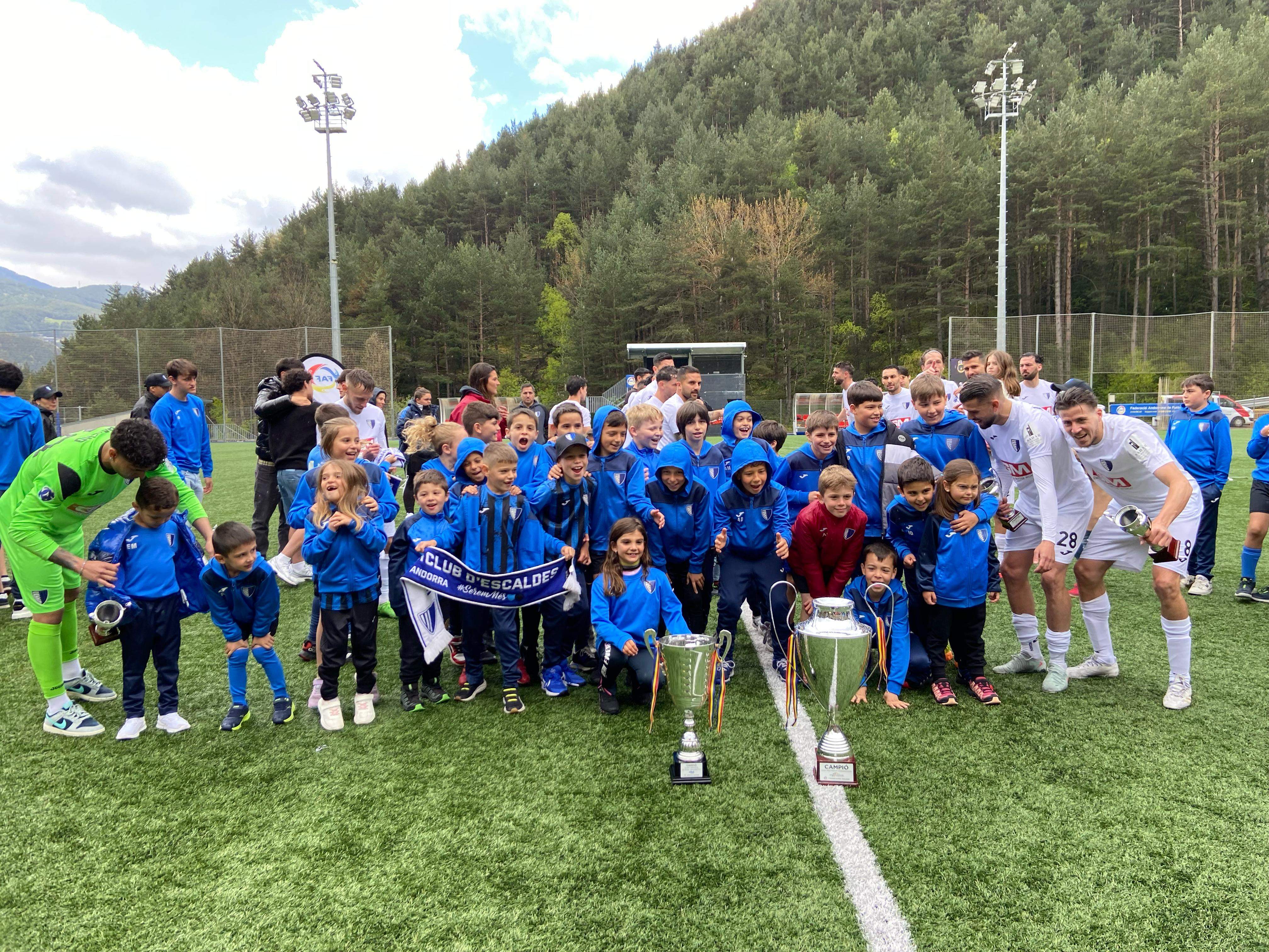 Fotografia de les categories inferiors i els del primer equip.