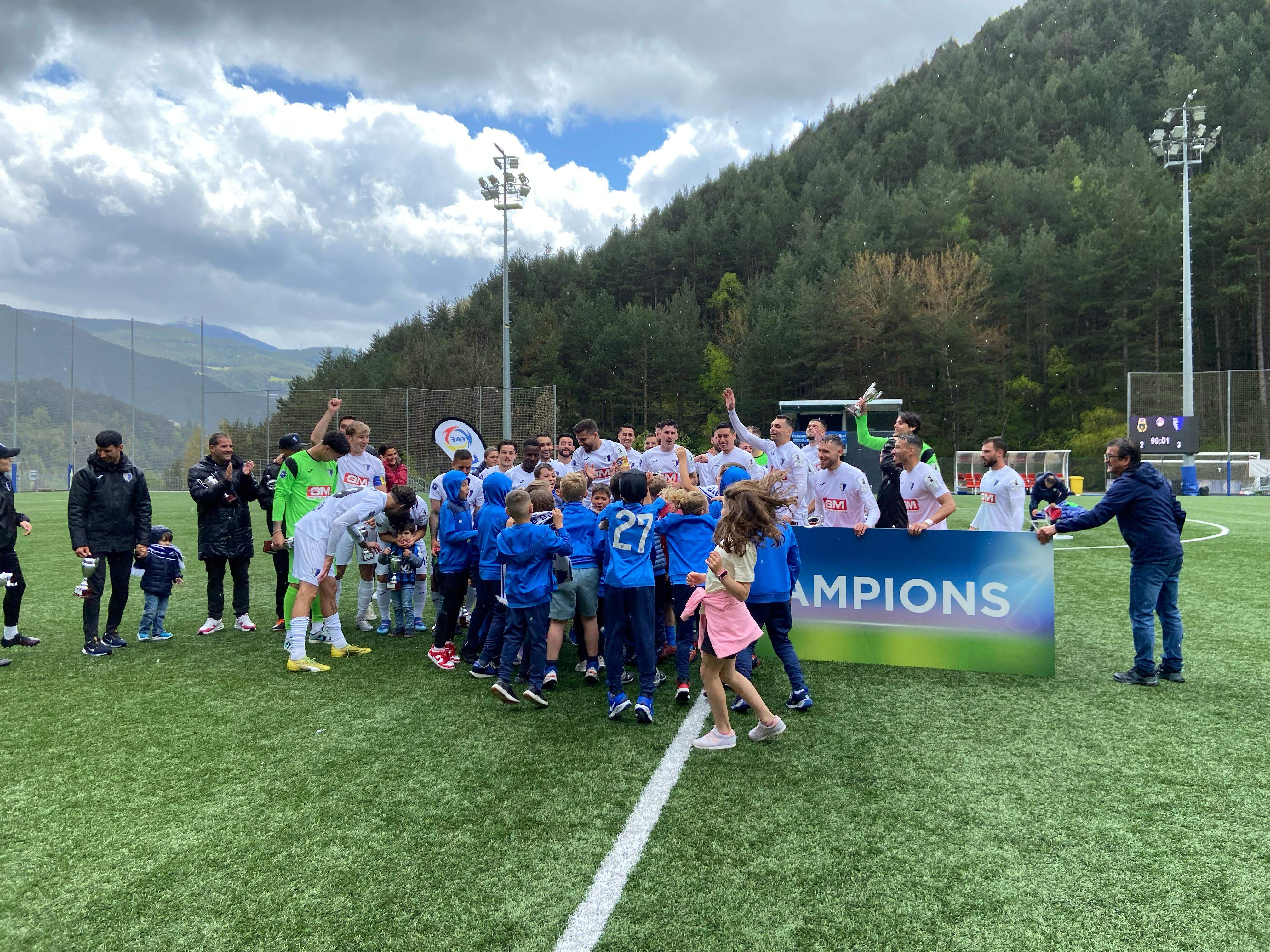 Tothom ha pogut aixecar el títol de lliga. 