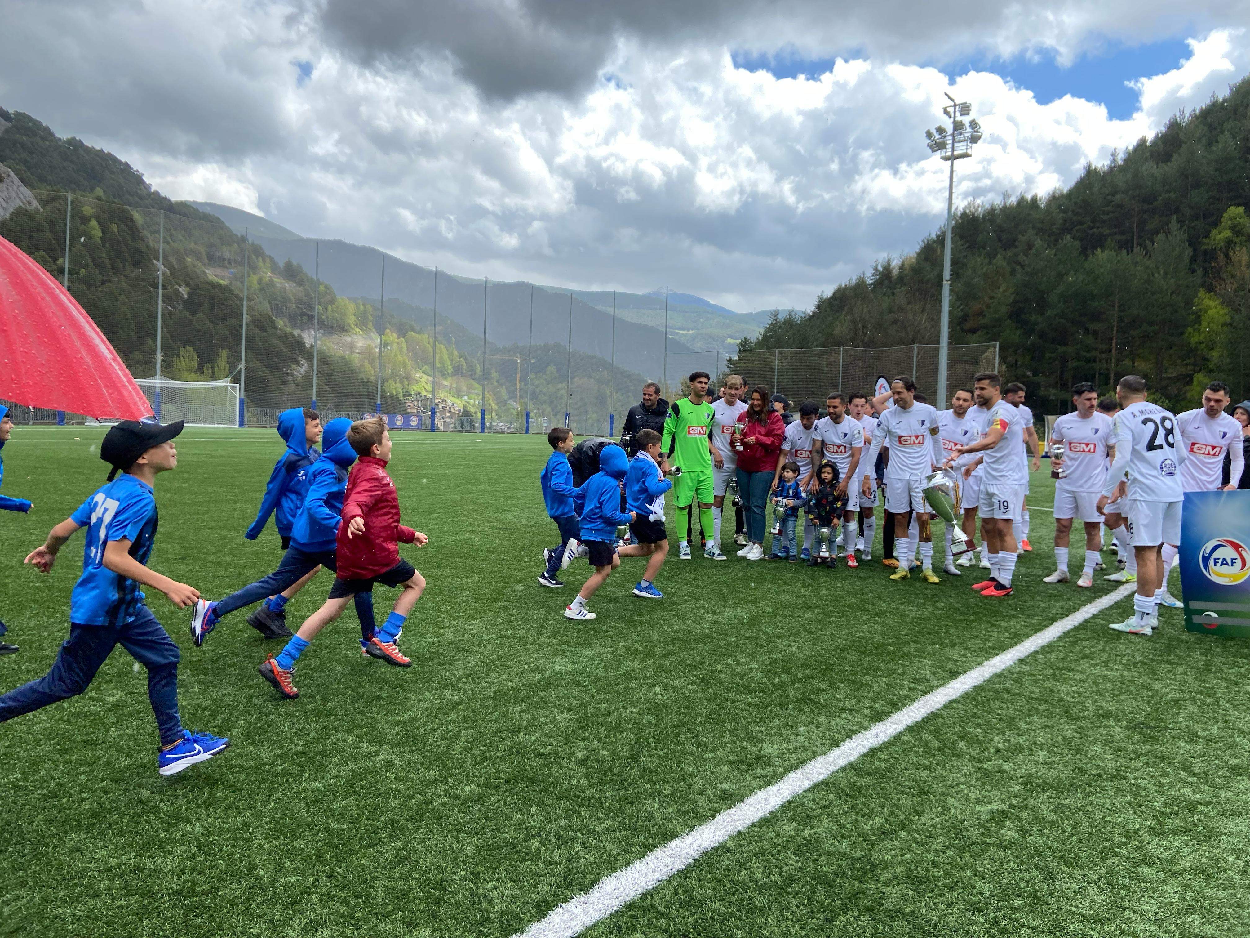 Els joves de la base, ràpid a celebrar amb els grans.