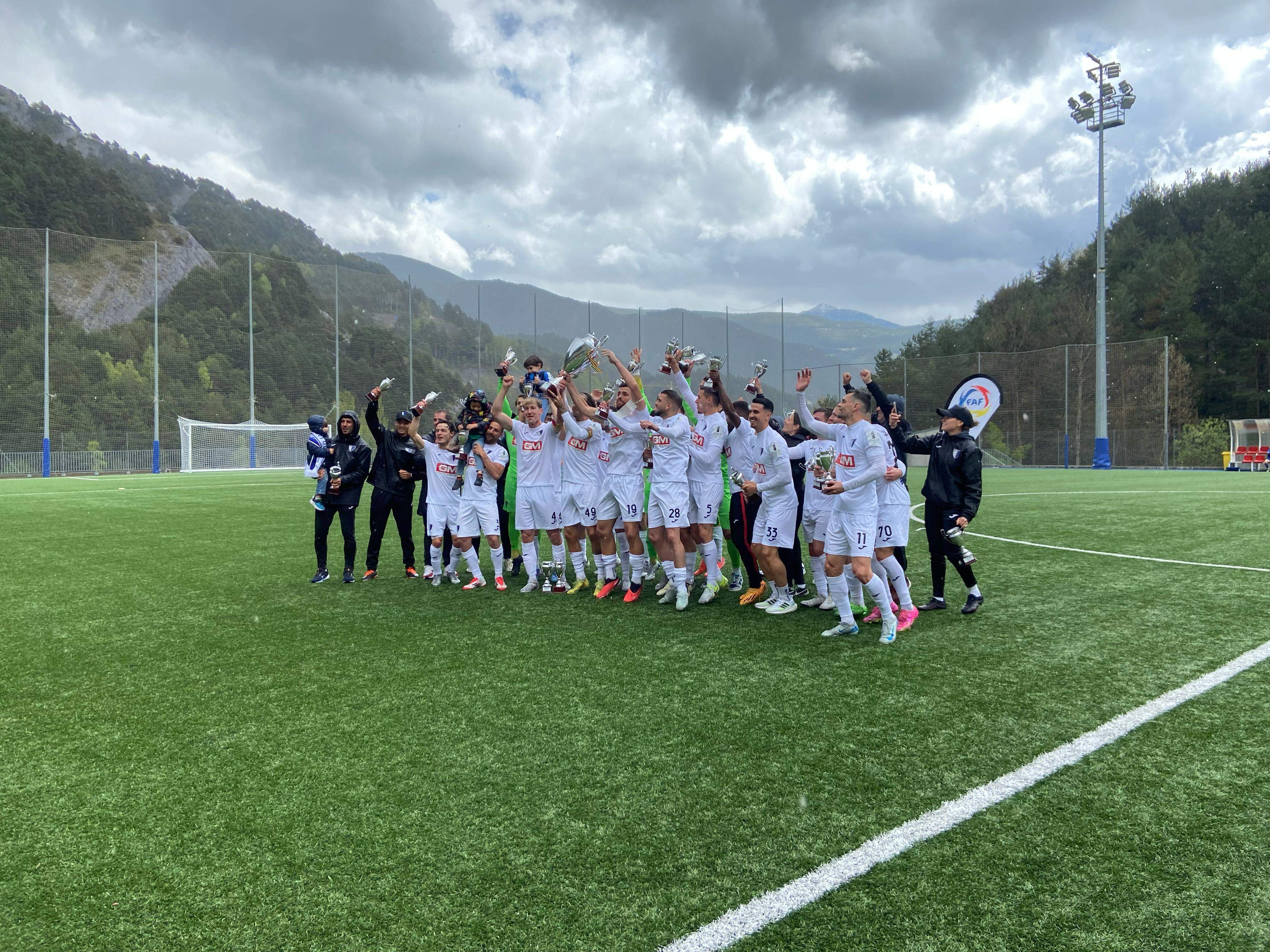 Els jugadors de l'Inter, aixecant la copa de campions.