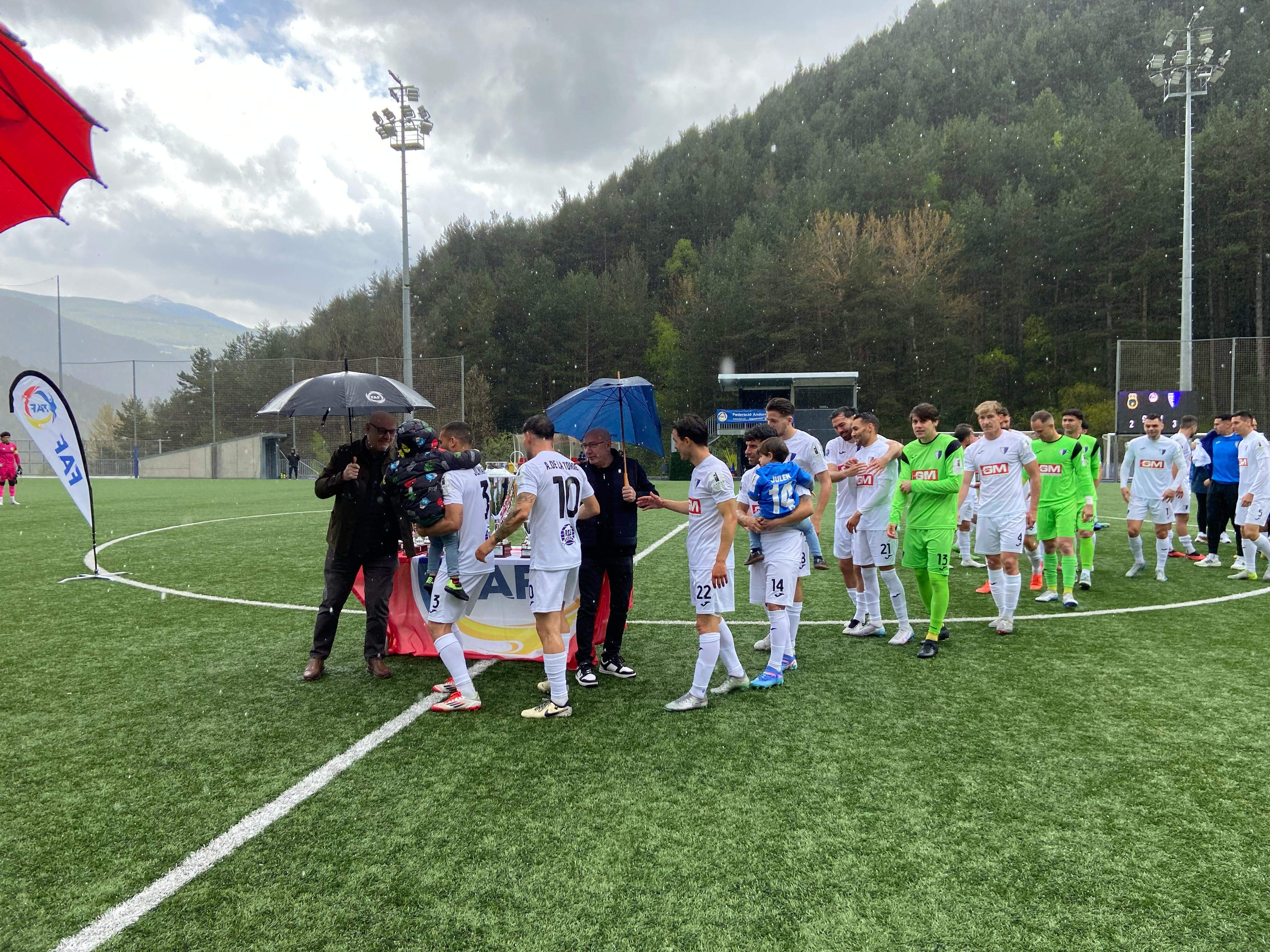Petits moments de pluja han posat encara més èpica a l'entrega del títol.