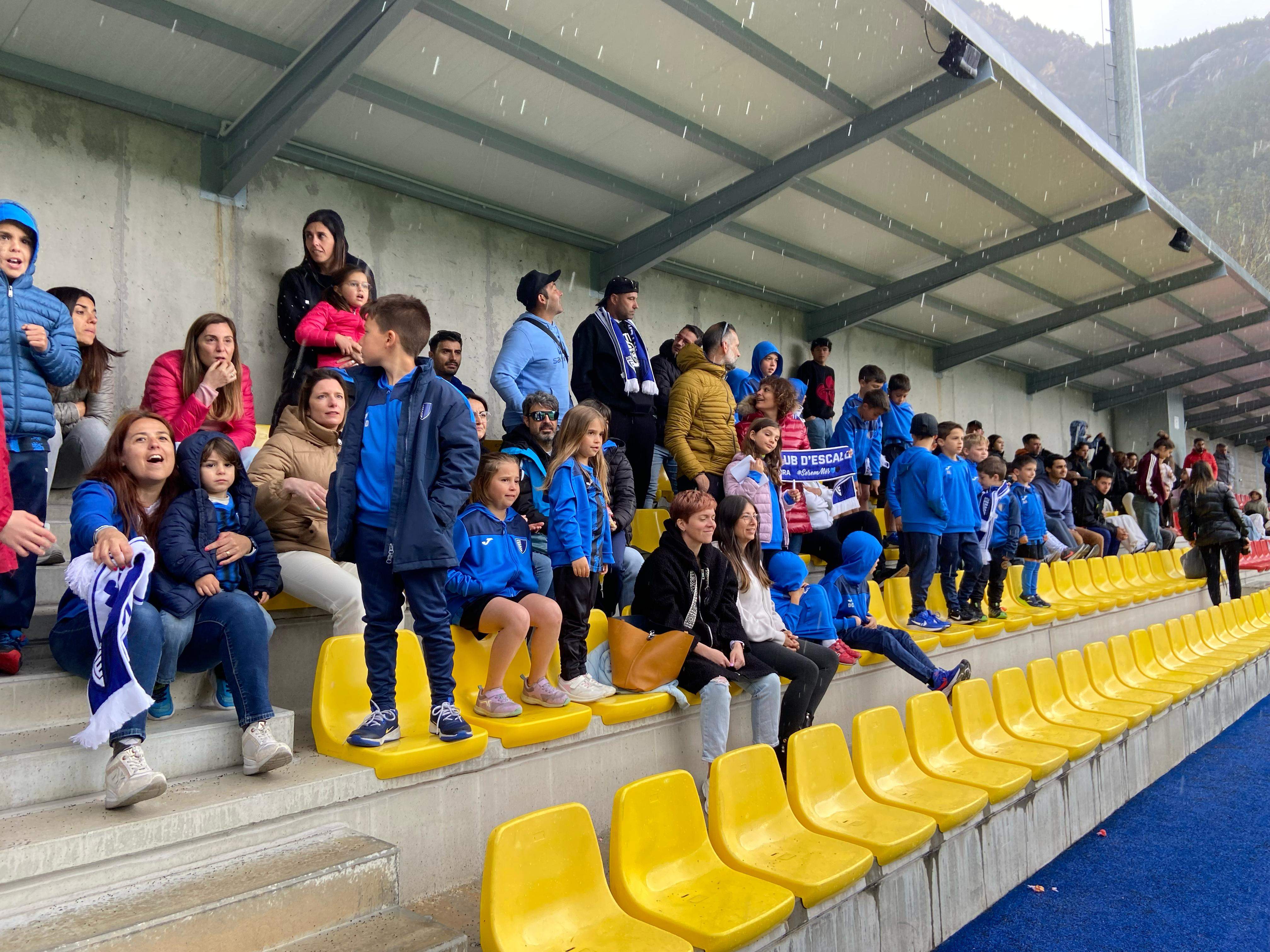 Els nens i nenes de la base, a la grada esperant el xiulet final.