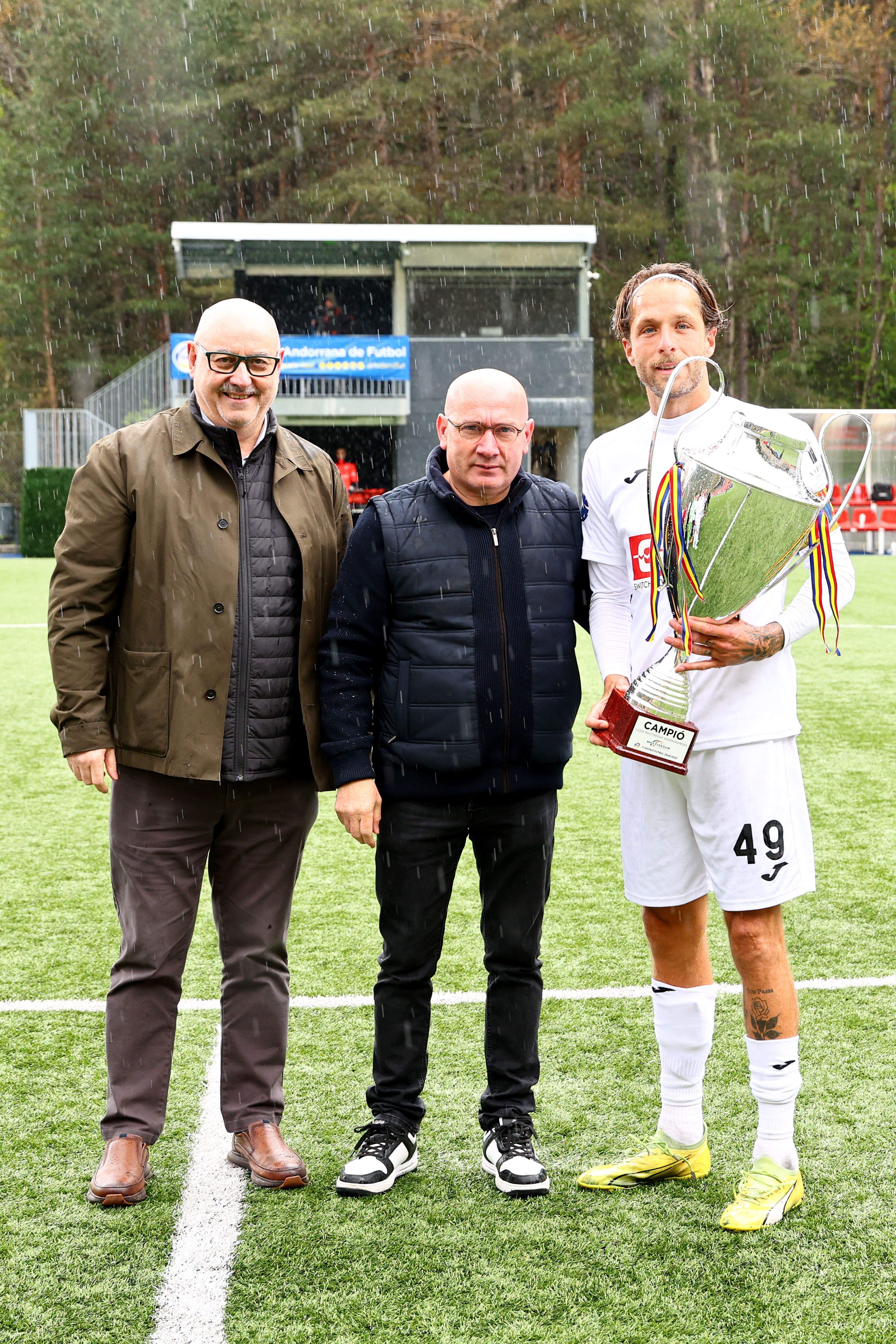 El capità de l'Inter Escaldes, Adri Gallego, recollint el trofeu de campió.