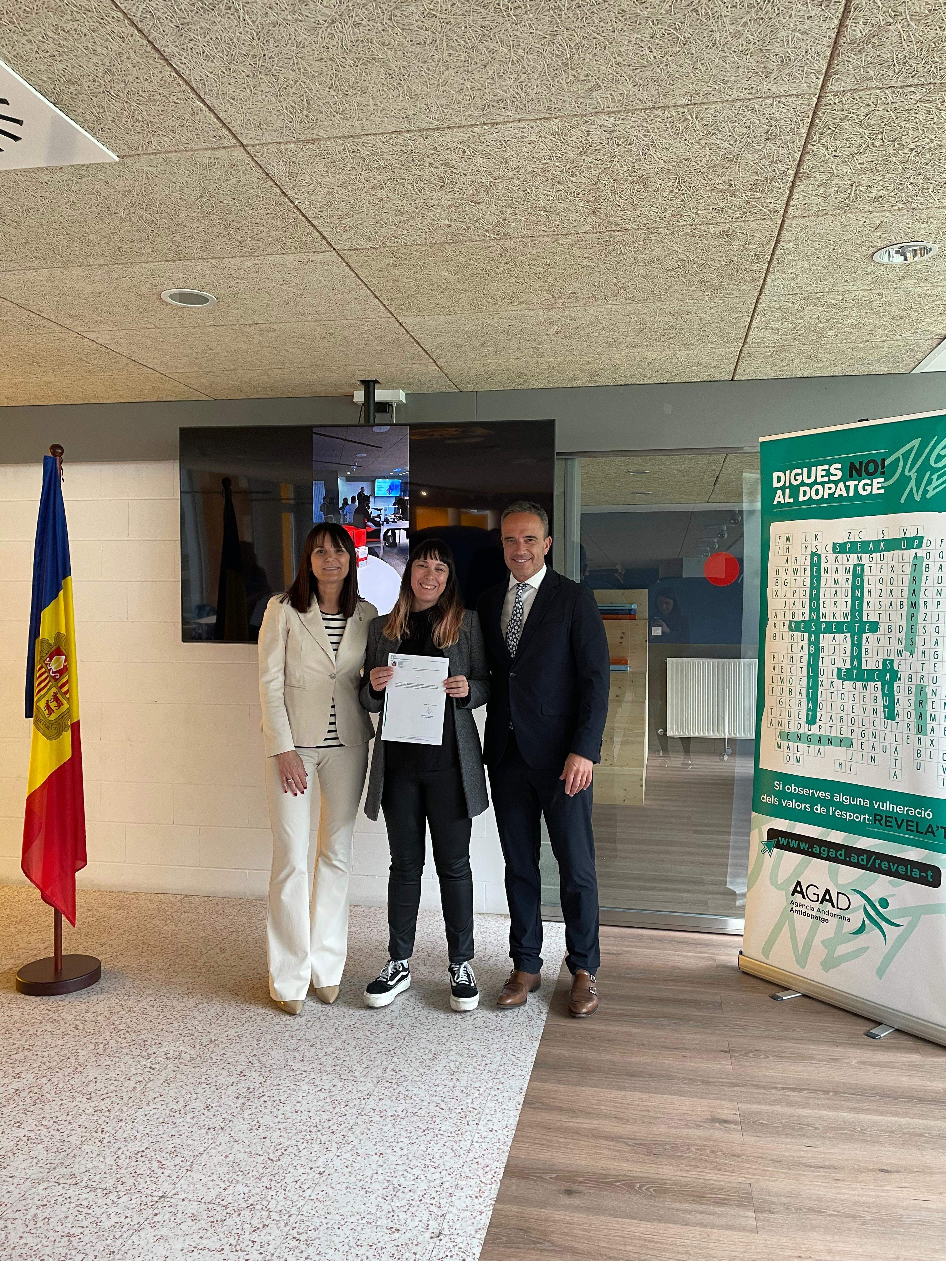 La ministra Bonell i Cabanes, amb una de les acreditades. La ministra Bonell i Cabanes, amb una de les acreditades.