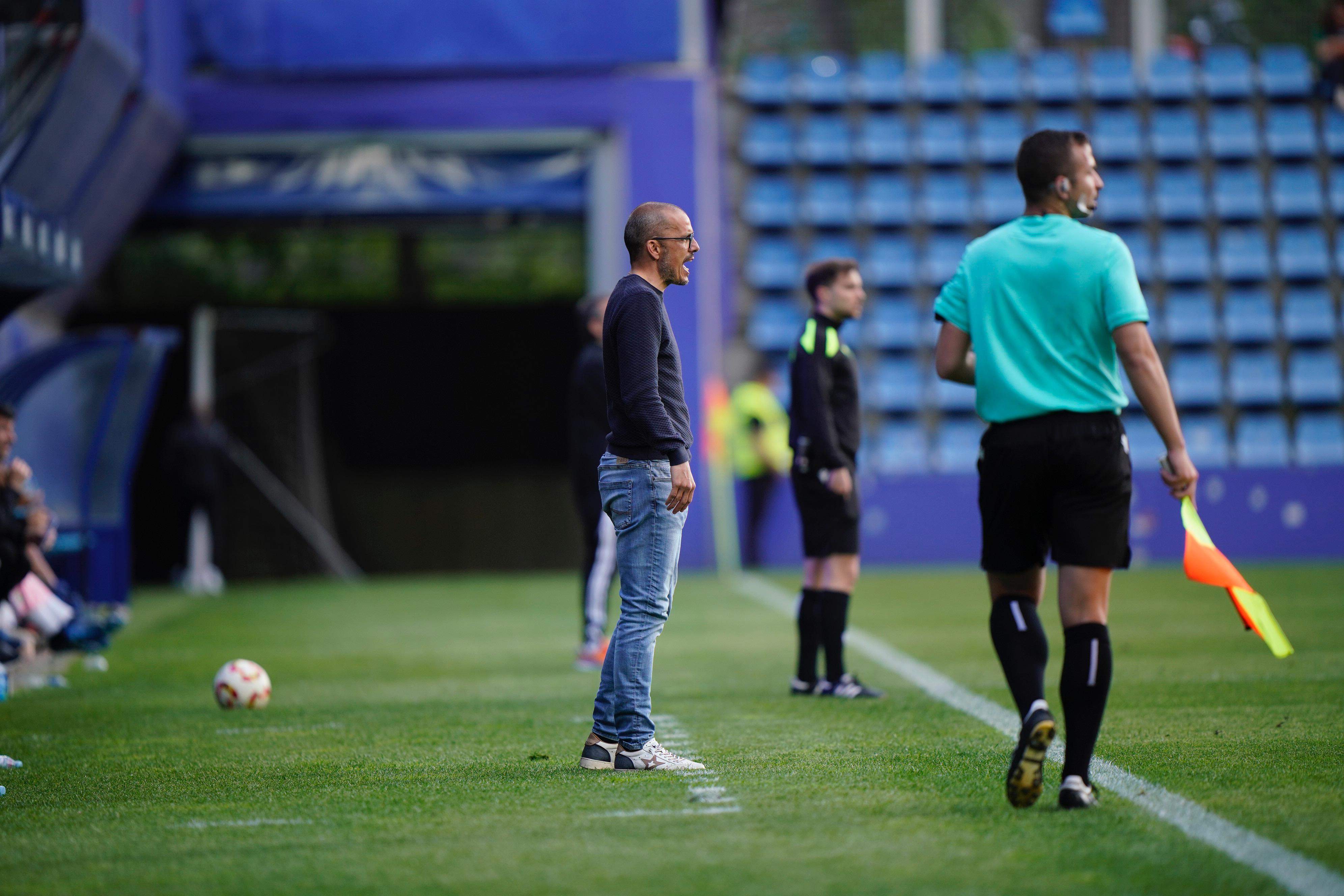 'Beto' Company, a la zona tècnica en el duel contra el Sestao.