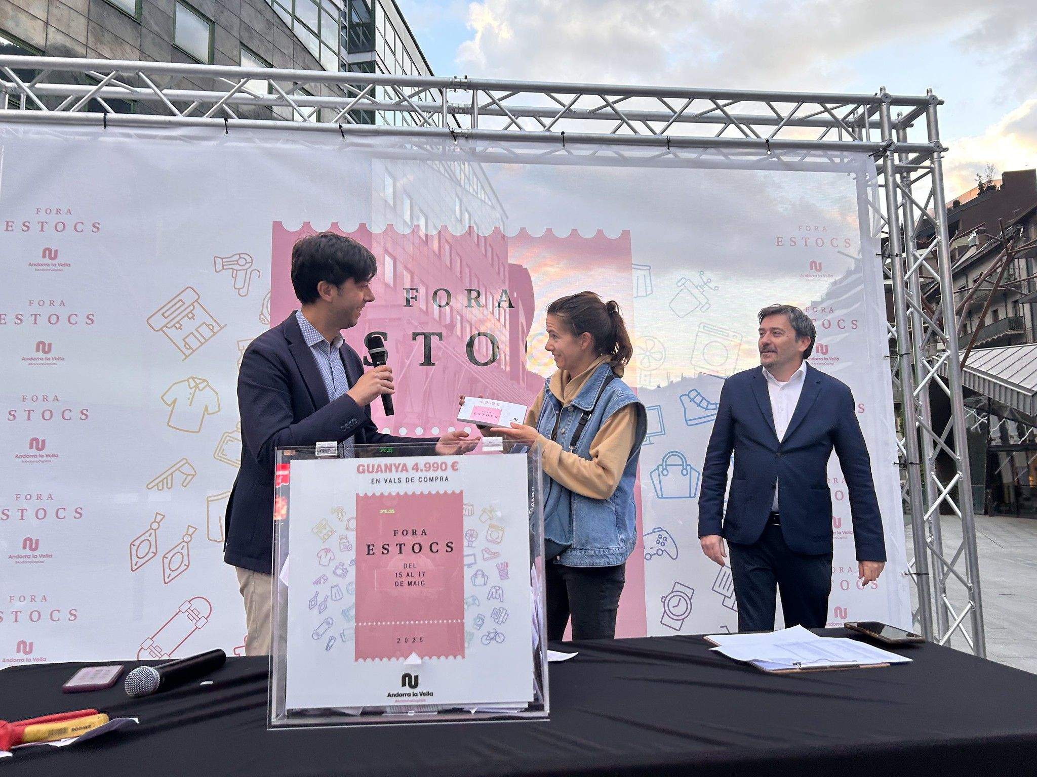 El cònsol major, Sergi González, entregant el talonari de 4.990 euros. 