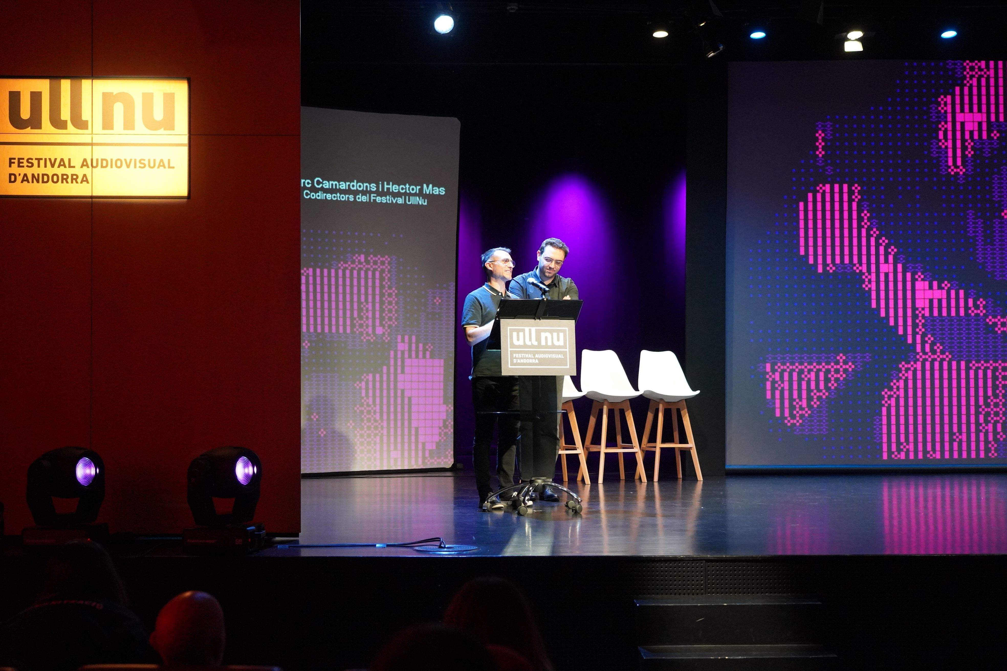 Els directors del festival, Hector Mas i Marc Camardons, presentant l'entrega de premis.
