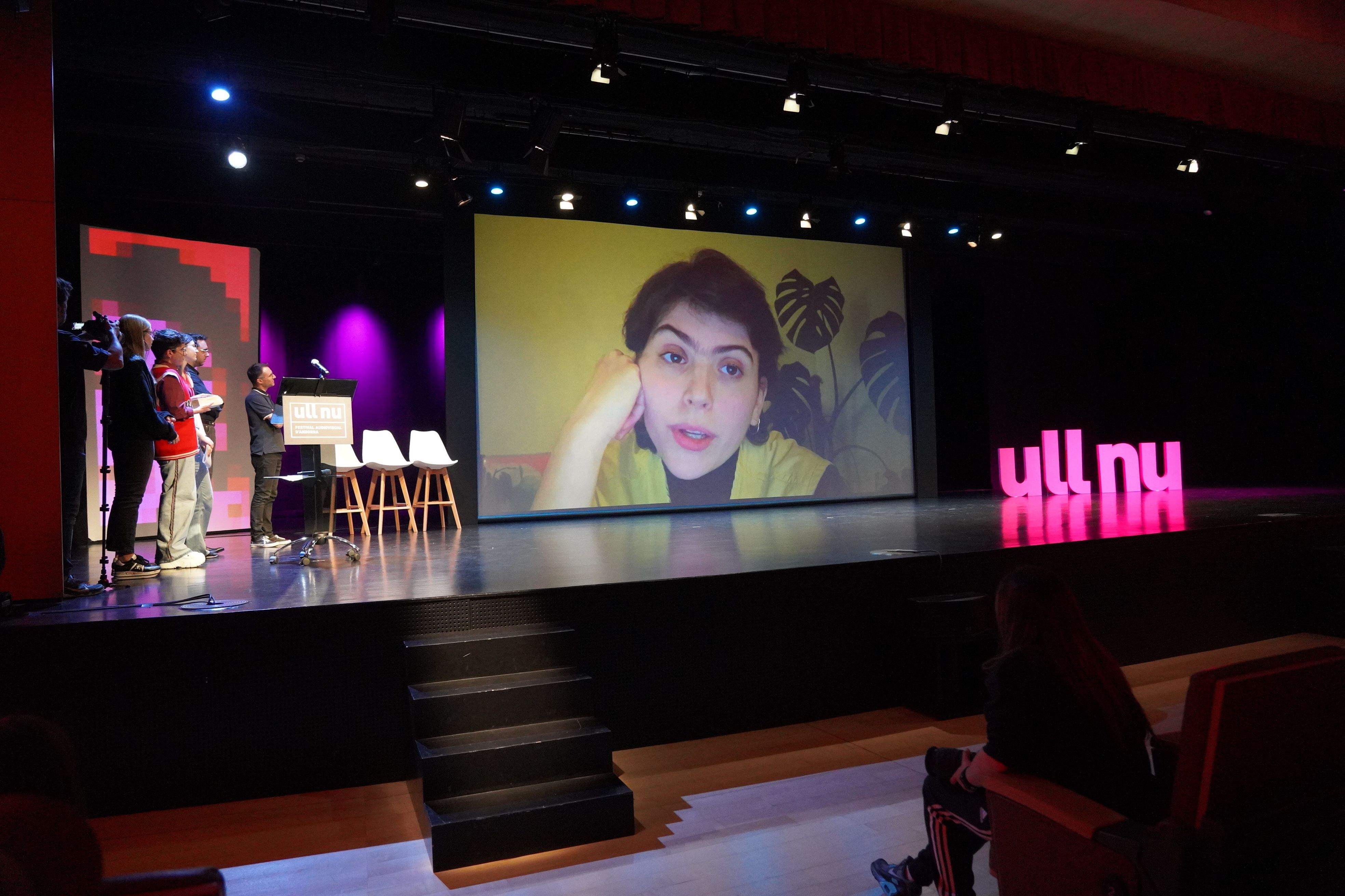 Carina Pietro, agraïnt des de la distància el seu guardó amb la producció Maleza. 