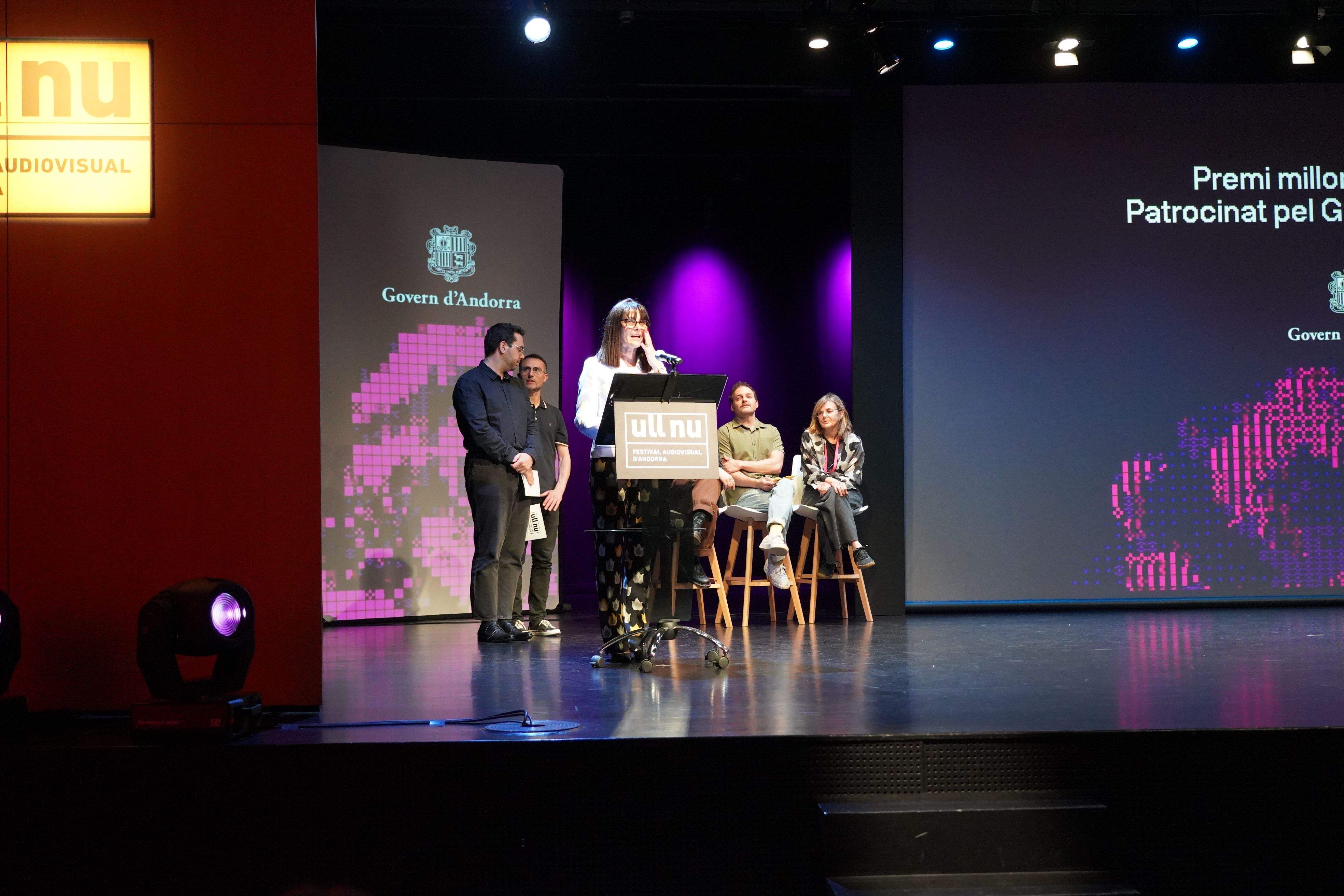 Mònica Bonell, felicitant a tots els participants abans d'entregar el premi a millor muntatge.