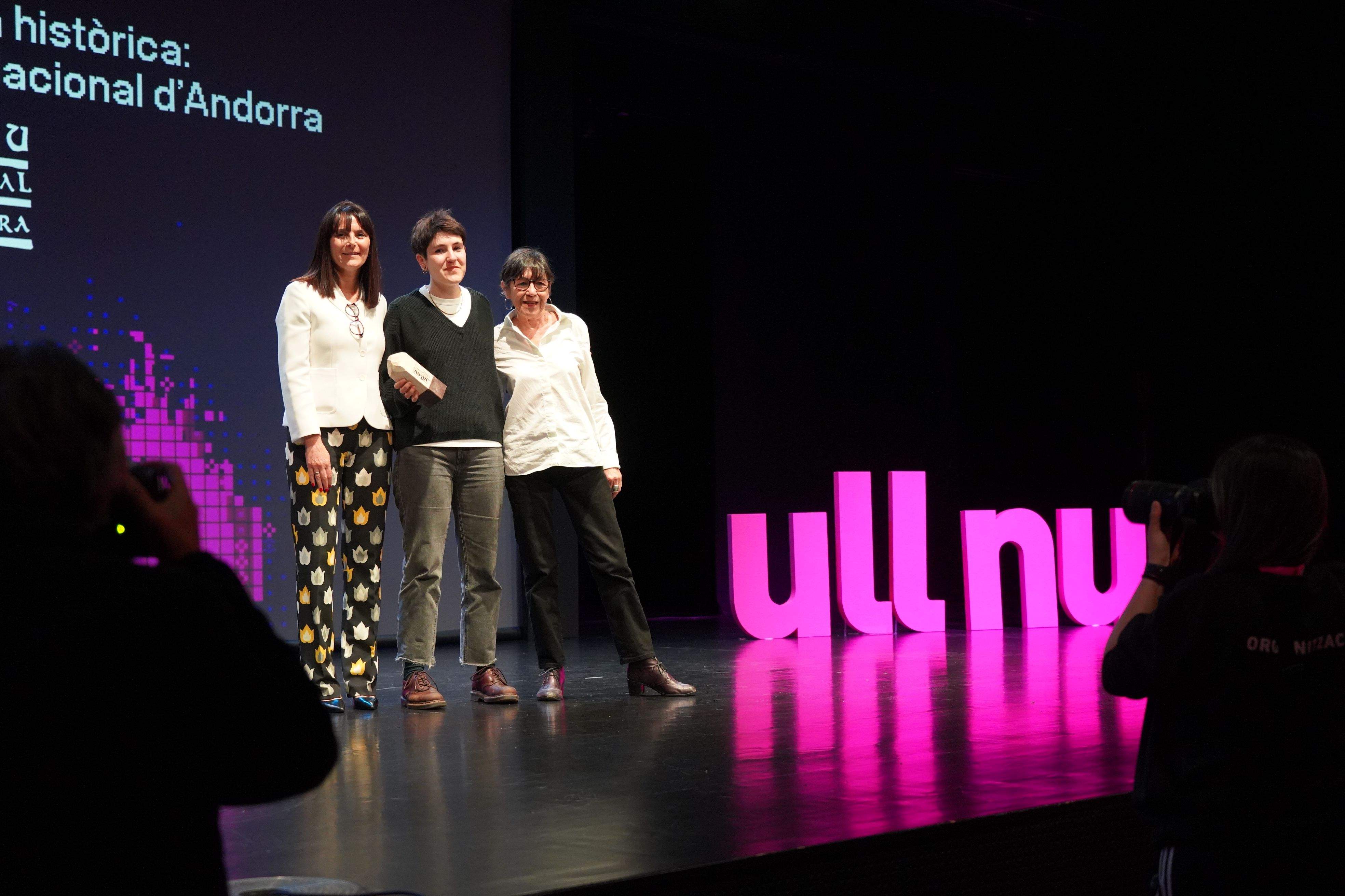 La ministra també ha entregat el premi a la memòria històrica, que també ha estat per Els Buits.