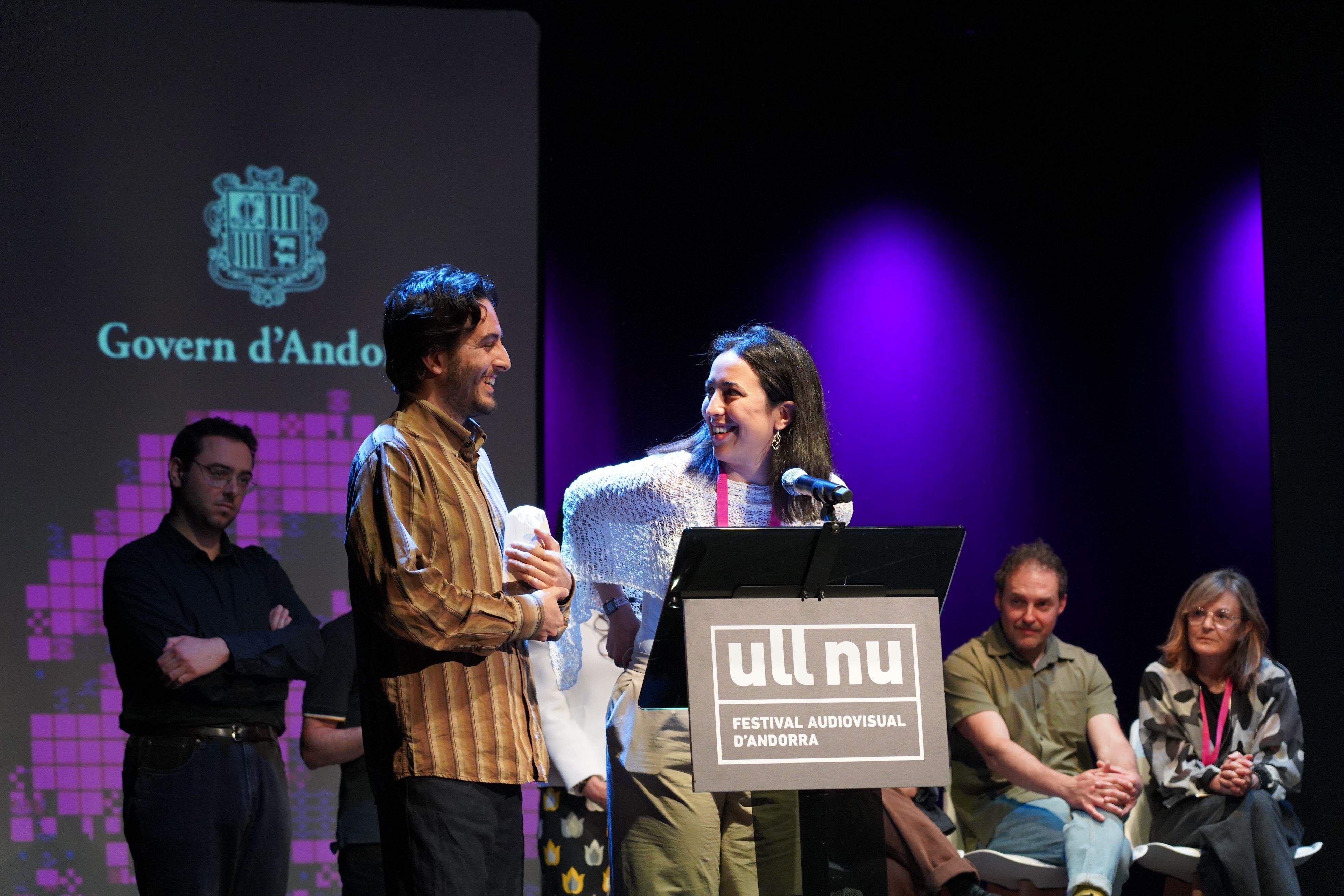 Rebaque i la productora del curtmetratge premiat, felicitant-se mútuament.