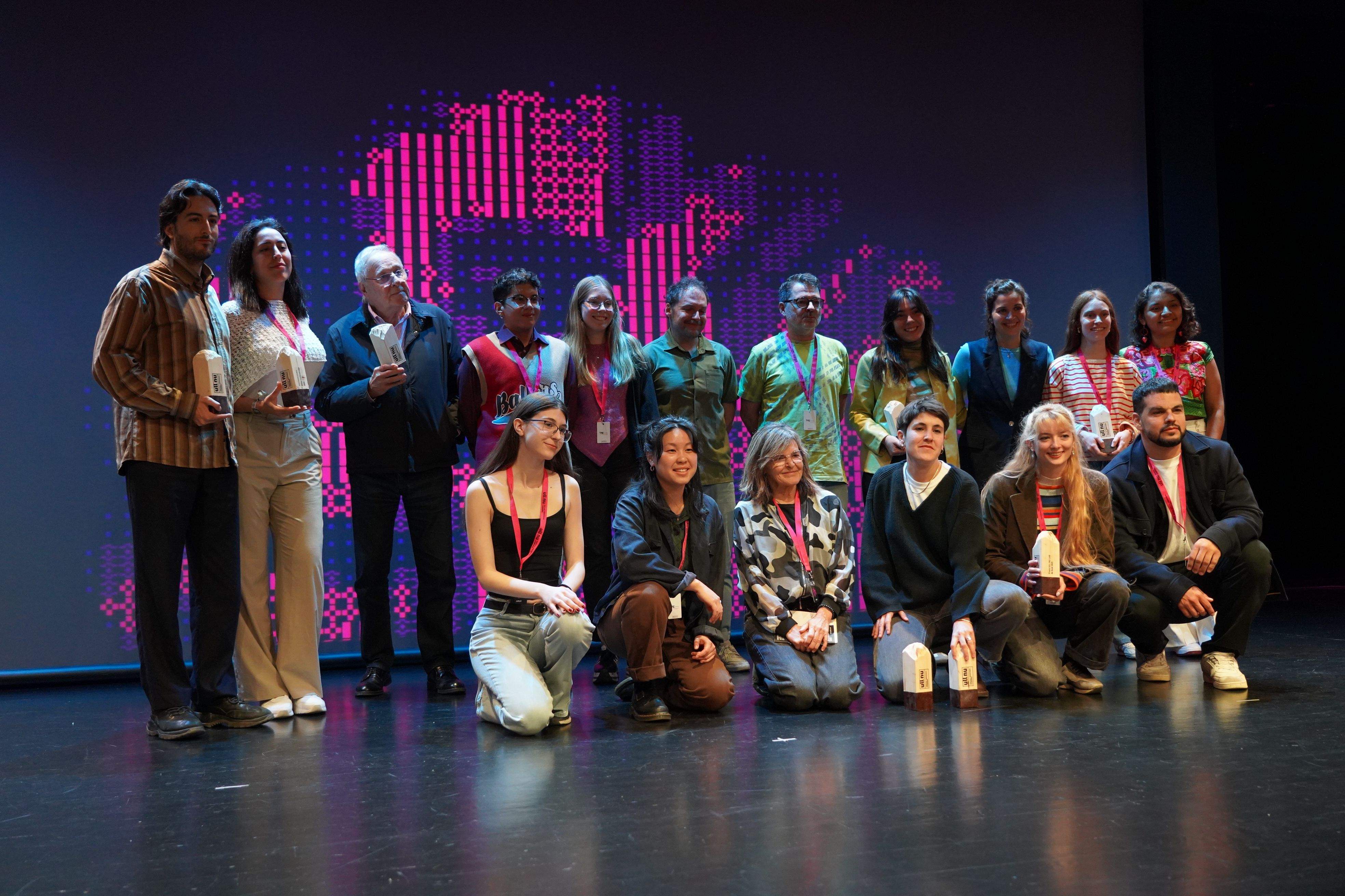 Tots els premiats, a l'escenari en acabar l'acte. 